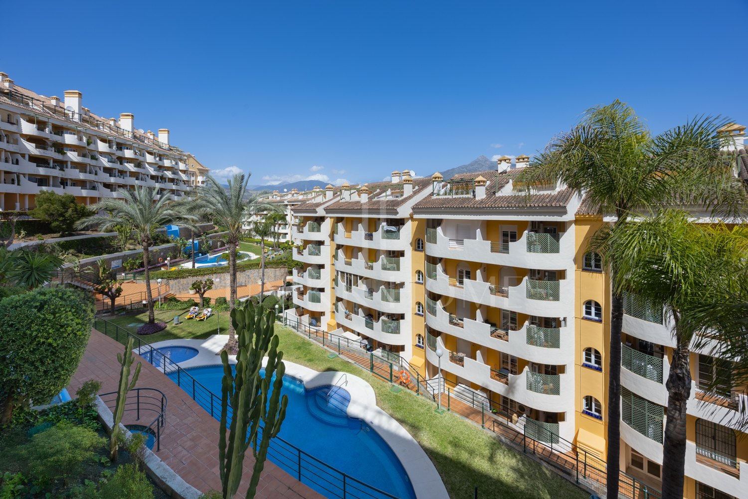 APARTMENT IN SEÑORÍO DE ALOHA, NUEVA ANDALCÍA