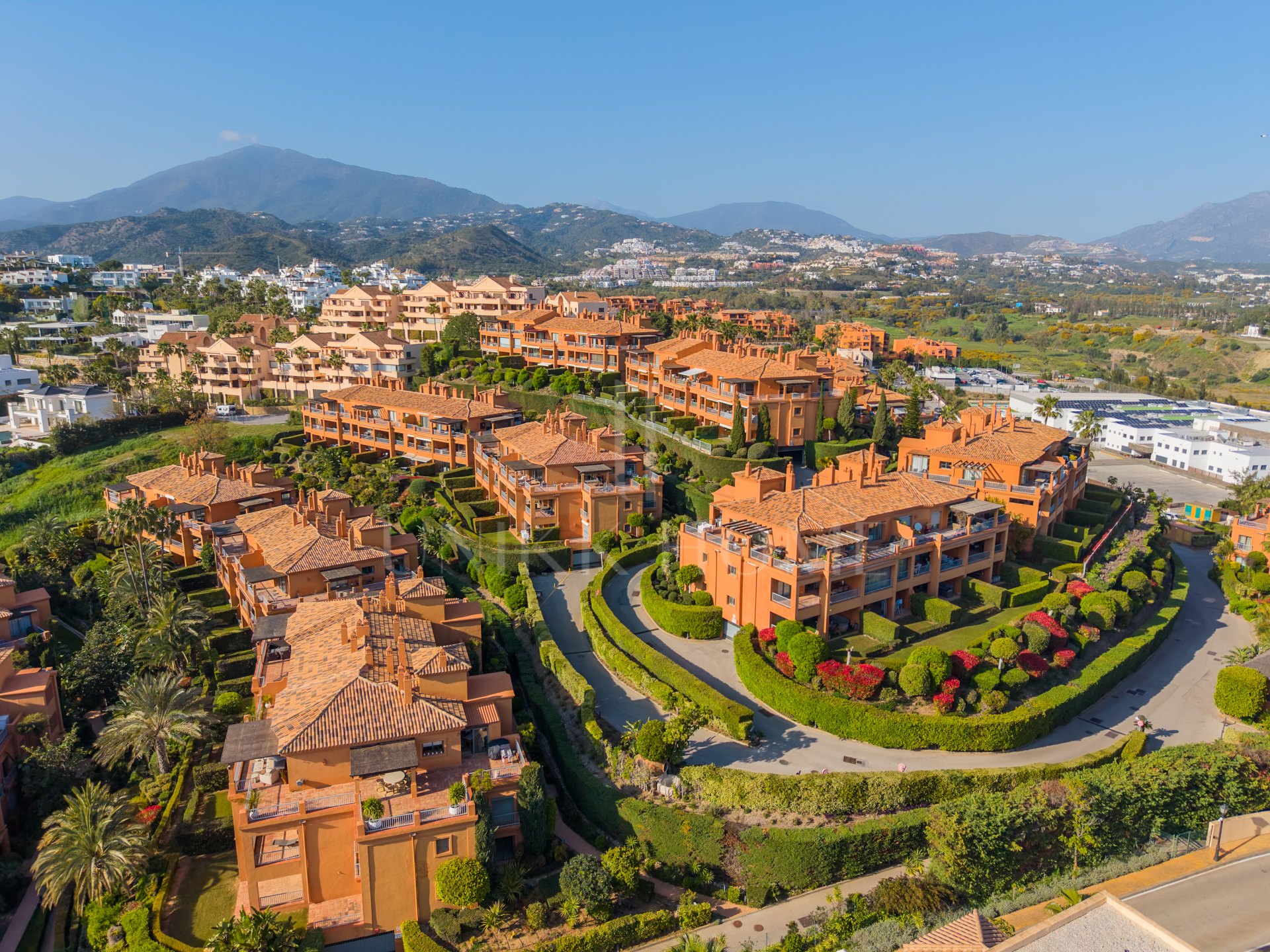 GROUND FLOOR WITH PRIVATE GARDEN IN FRONT OF BENATALAYA SCHOOL
