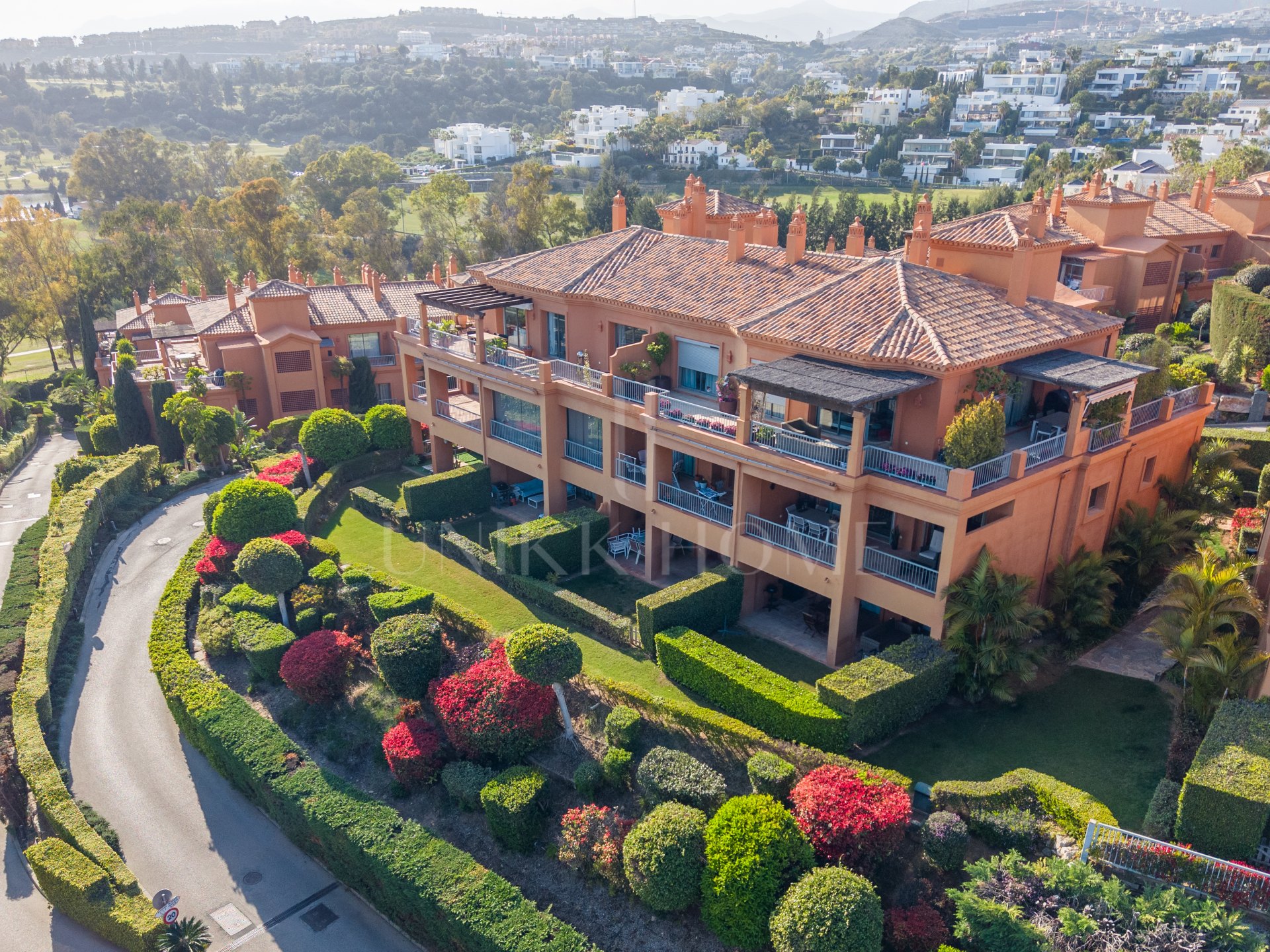 GROUND FLOOR WITH PRIVATE GARDEN IN FRONT OF BENATALAYA SCHOOL