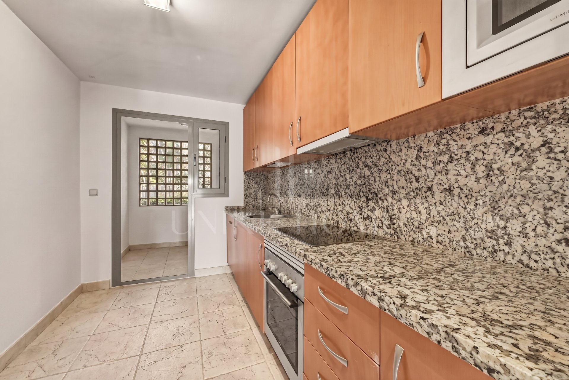 GROUND FLOOR WITH PRIVATE GARDEN IN FRONT OF BENATALAYA SCHOOL