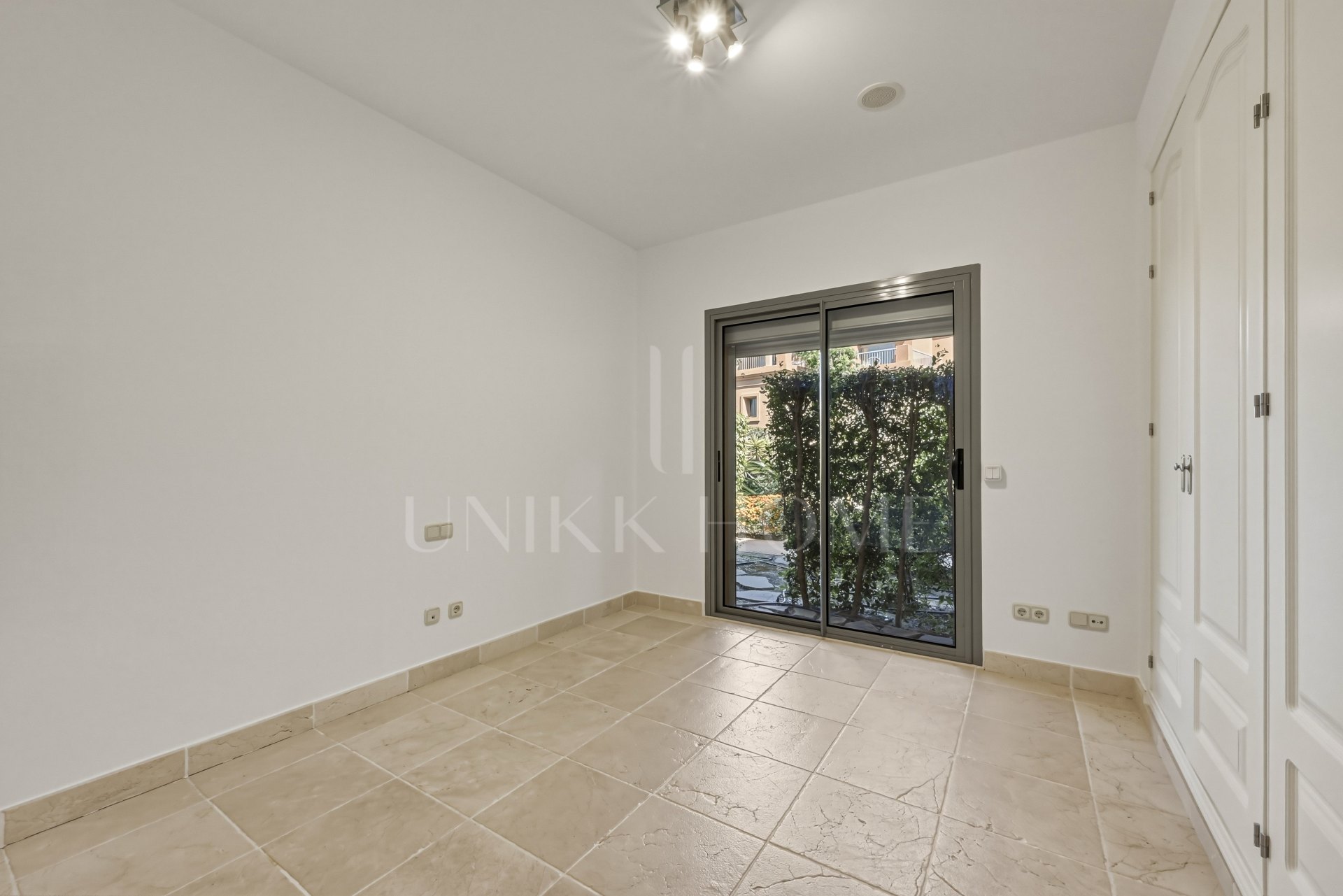 GROUND FLOOR WITH PRIVATE GARDEN IN FRONT OF BENATALAYA SCHOOL