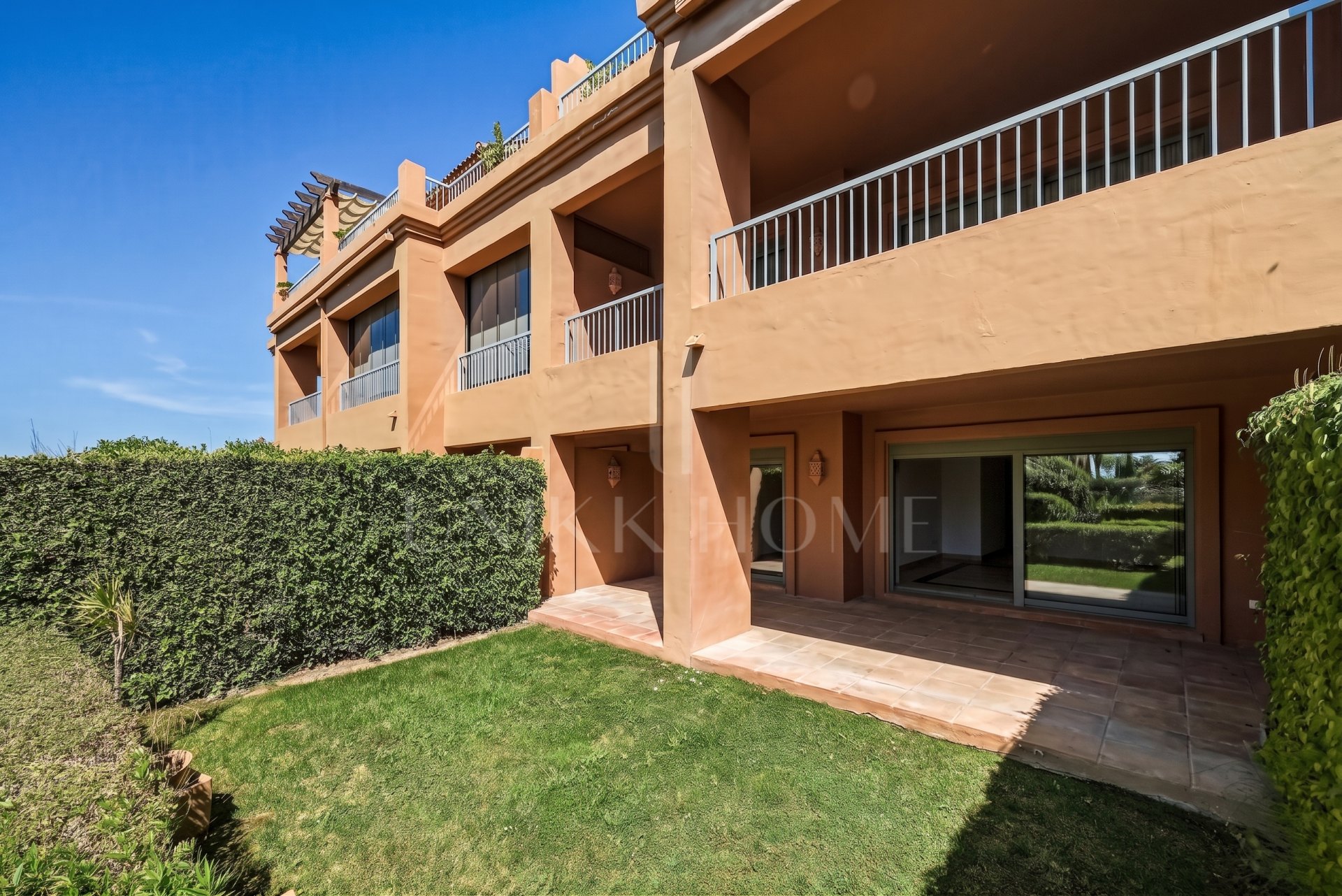 GROUND FLOOR WITH PRIVATE GARDEN IN FRONT OF BENATALAYA SCHOOL