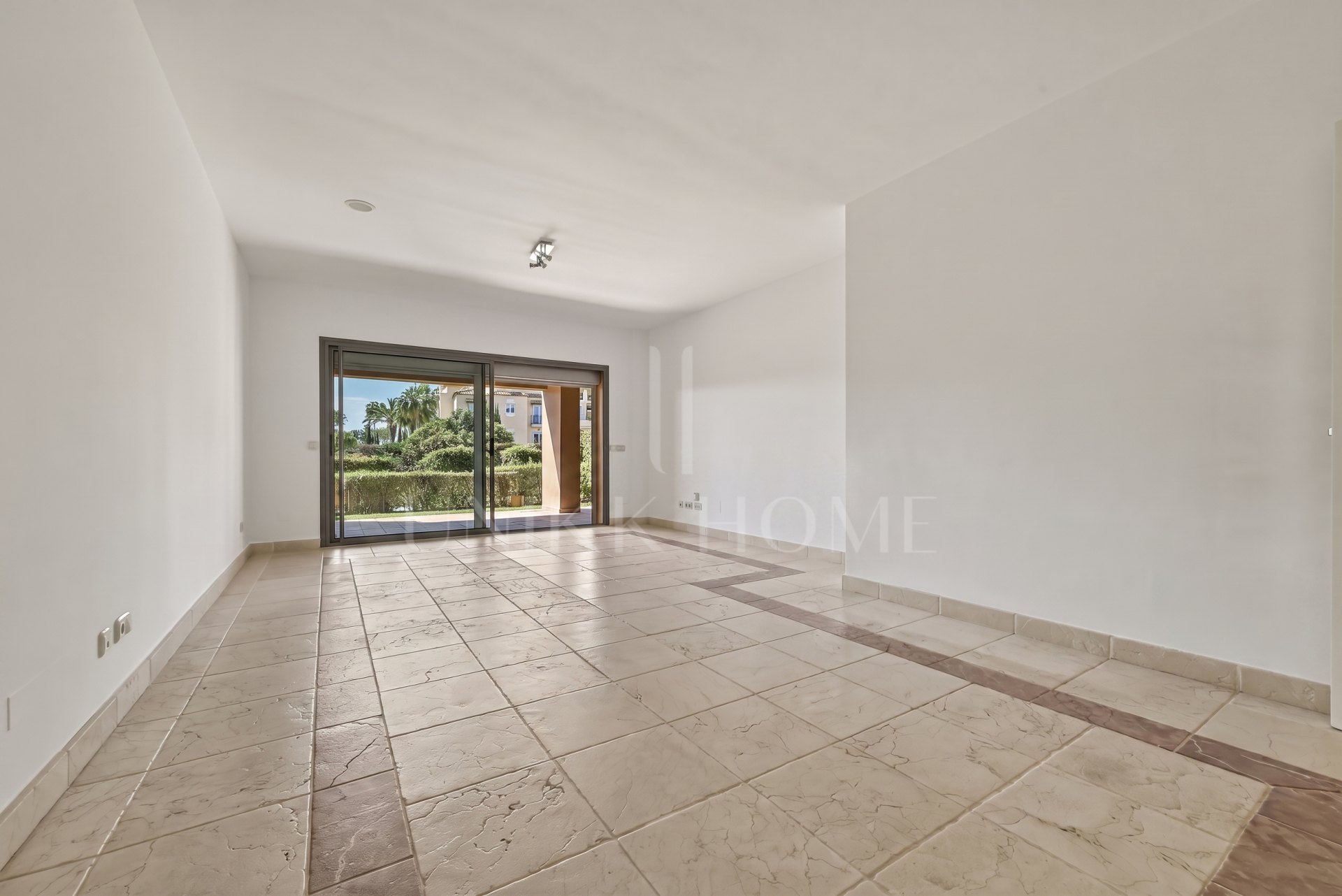 GROUND FLOOR WITH PRIVATE GARDEN IN FRONT OF BENATALAYA SCHOOL
