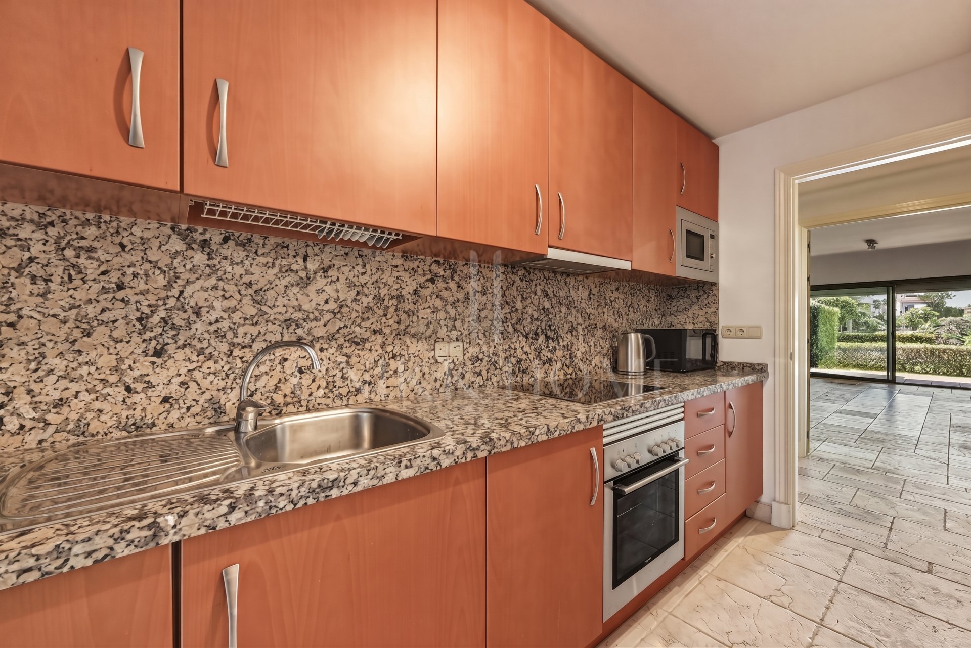 GROUND FLOOR WITH PRIVATE GARDEN IN FRONT OF BENATALAYA SCHOOL