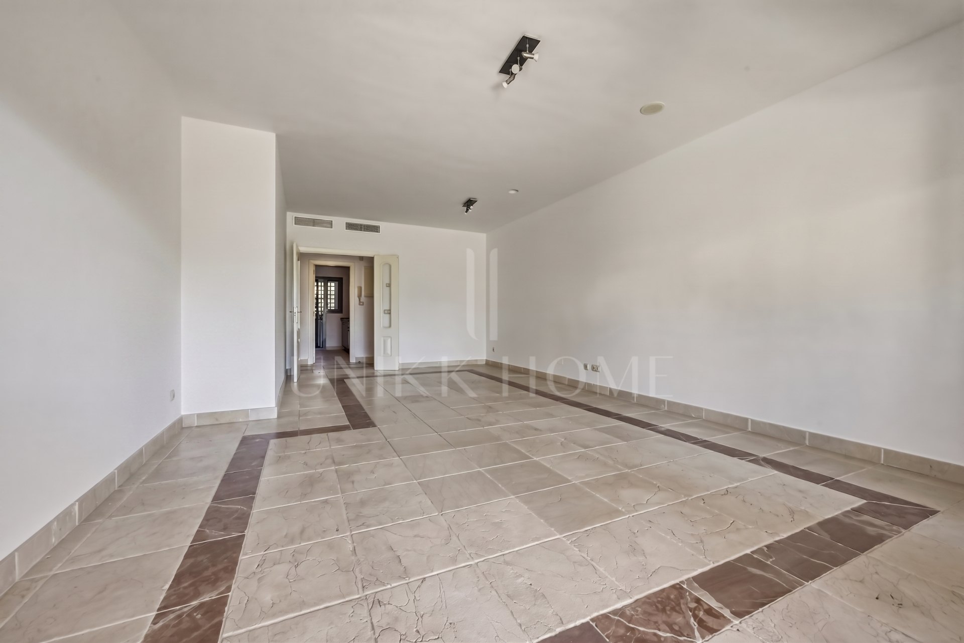 GROUND FLOOR WITH PRIVATE GARDEN IN FRONT OF BENATALAYA SCHOOL