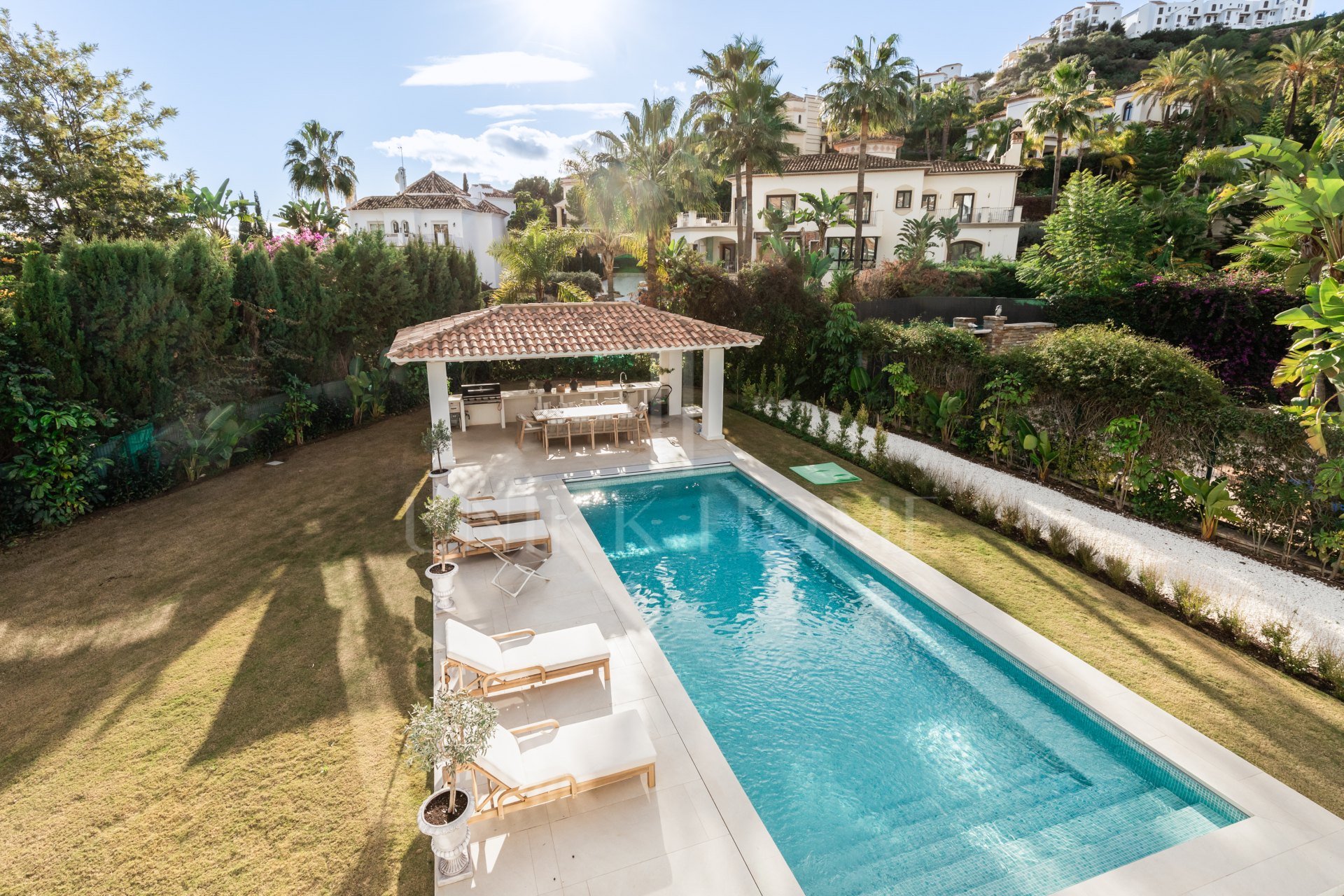 Elegante Villa Contemporánea en Los Arqueros, Benahavís