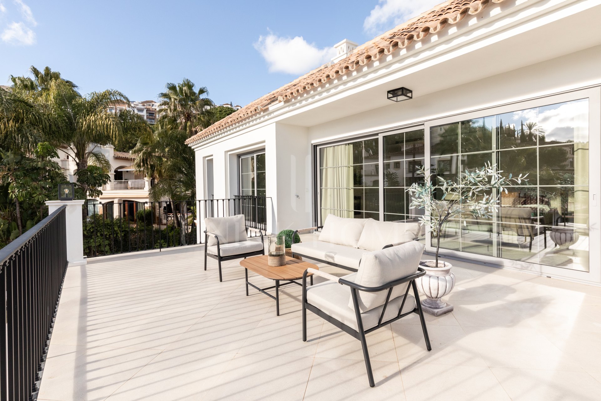 Elegante Villa Contemporánea en Los Arqueros, Benahavís