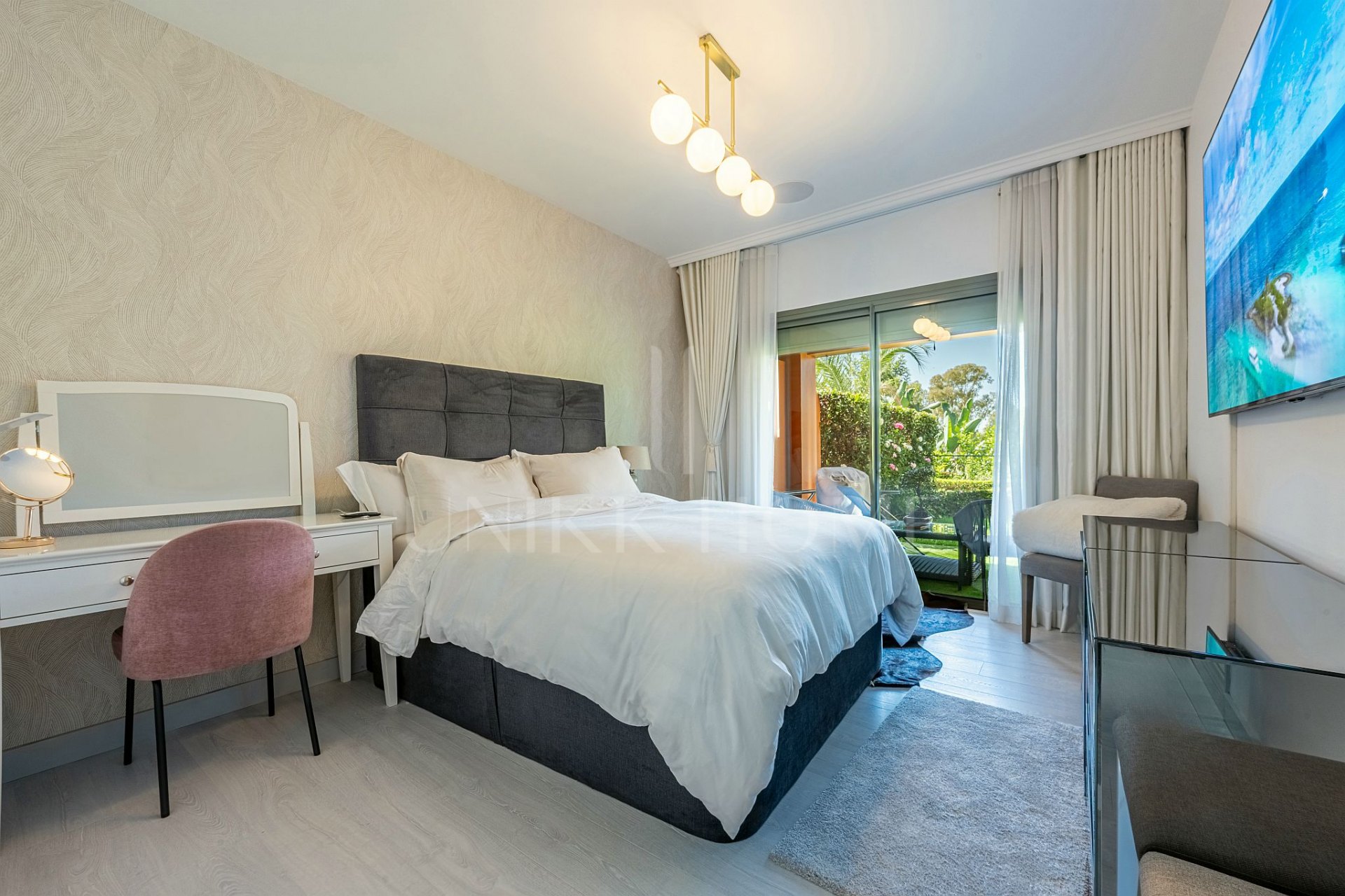 Elegante Apartamento en Planta Baja con Jardín Privado en Benatalaya