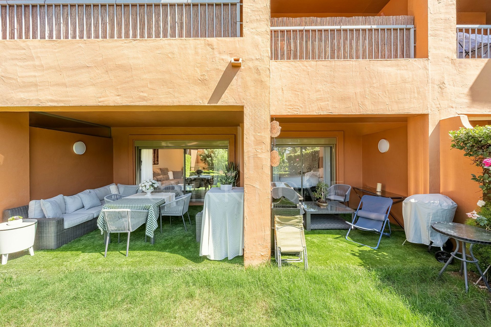 Elegante Apartamento en Planta Baja con Jardín Privado en Benatalaya