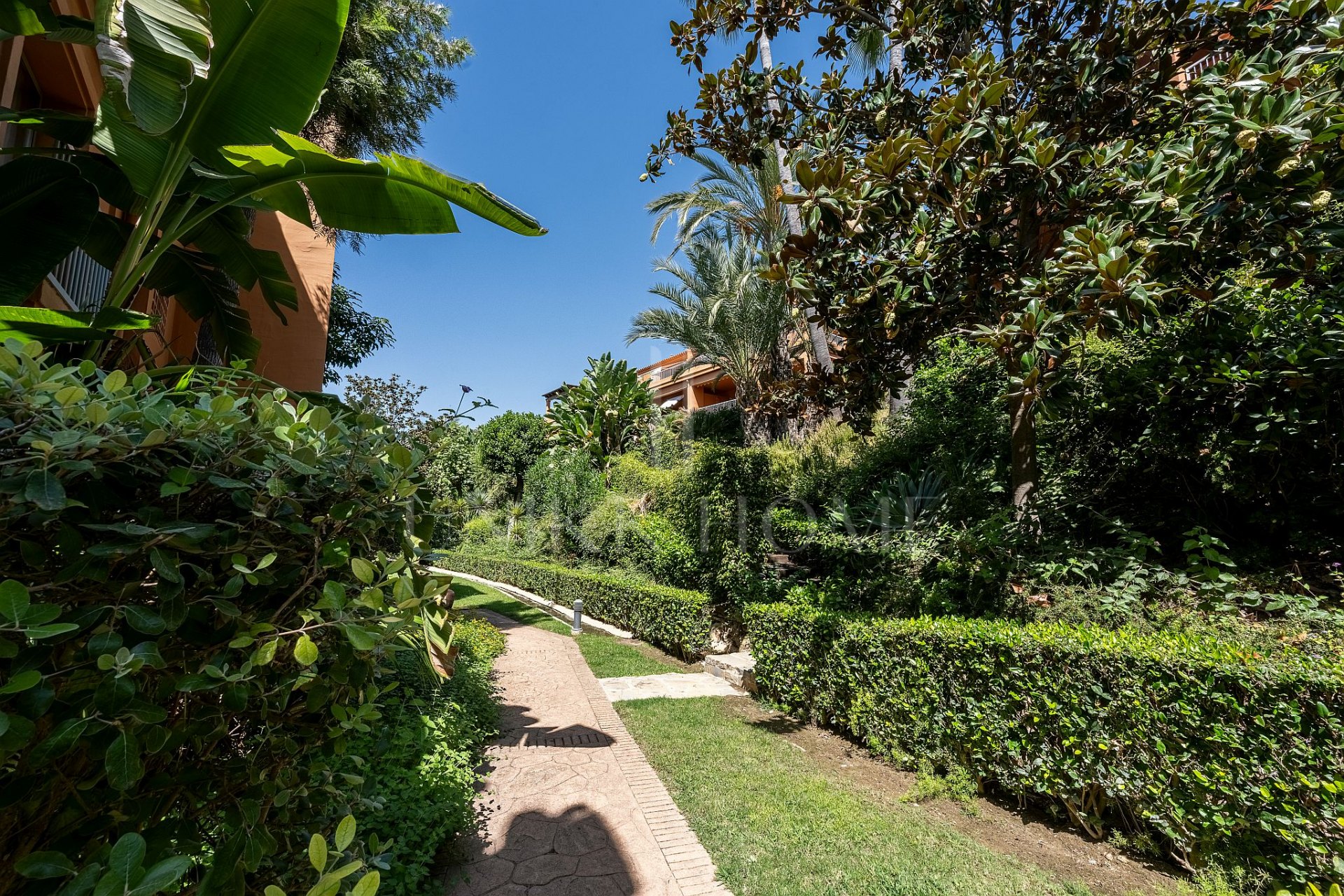 Elegante Apartamento en Planta Baja con Jardín Privado en Benatalaya