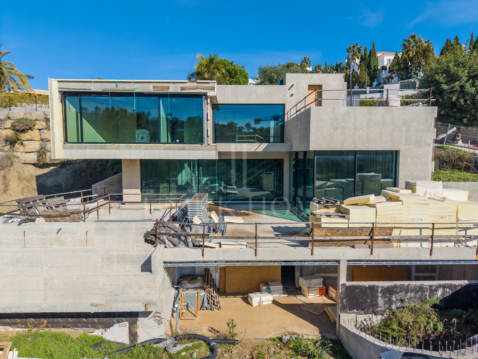 EXCLUSIVE LUXURY CONTEMPORARY VILLA WITH LICENSE – 65% COMPLETED