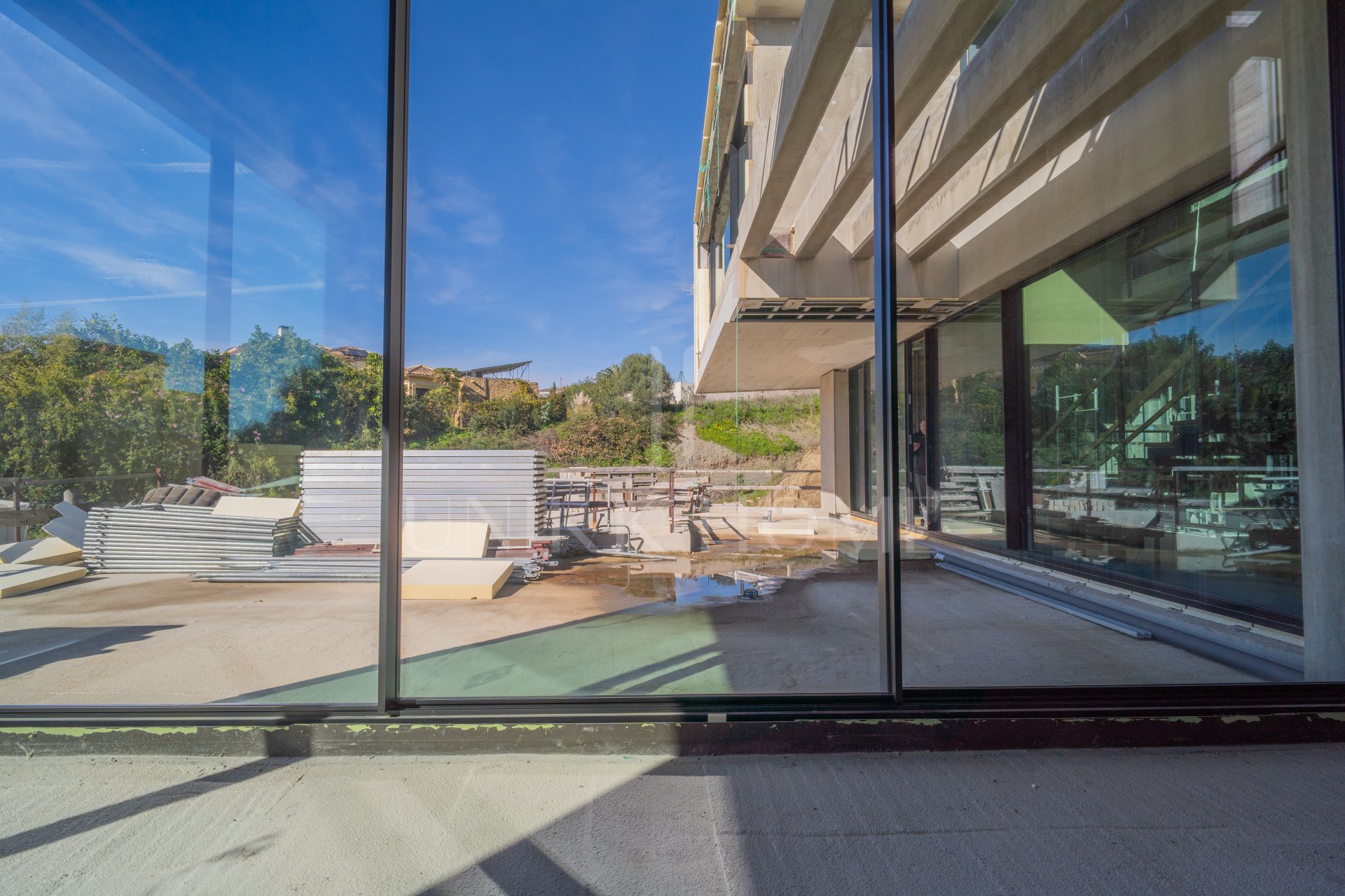 EXCLUSIVE LUXURY CONTEMPORARY VILLA WITH LICENSE – 65% COMPLETED