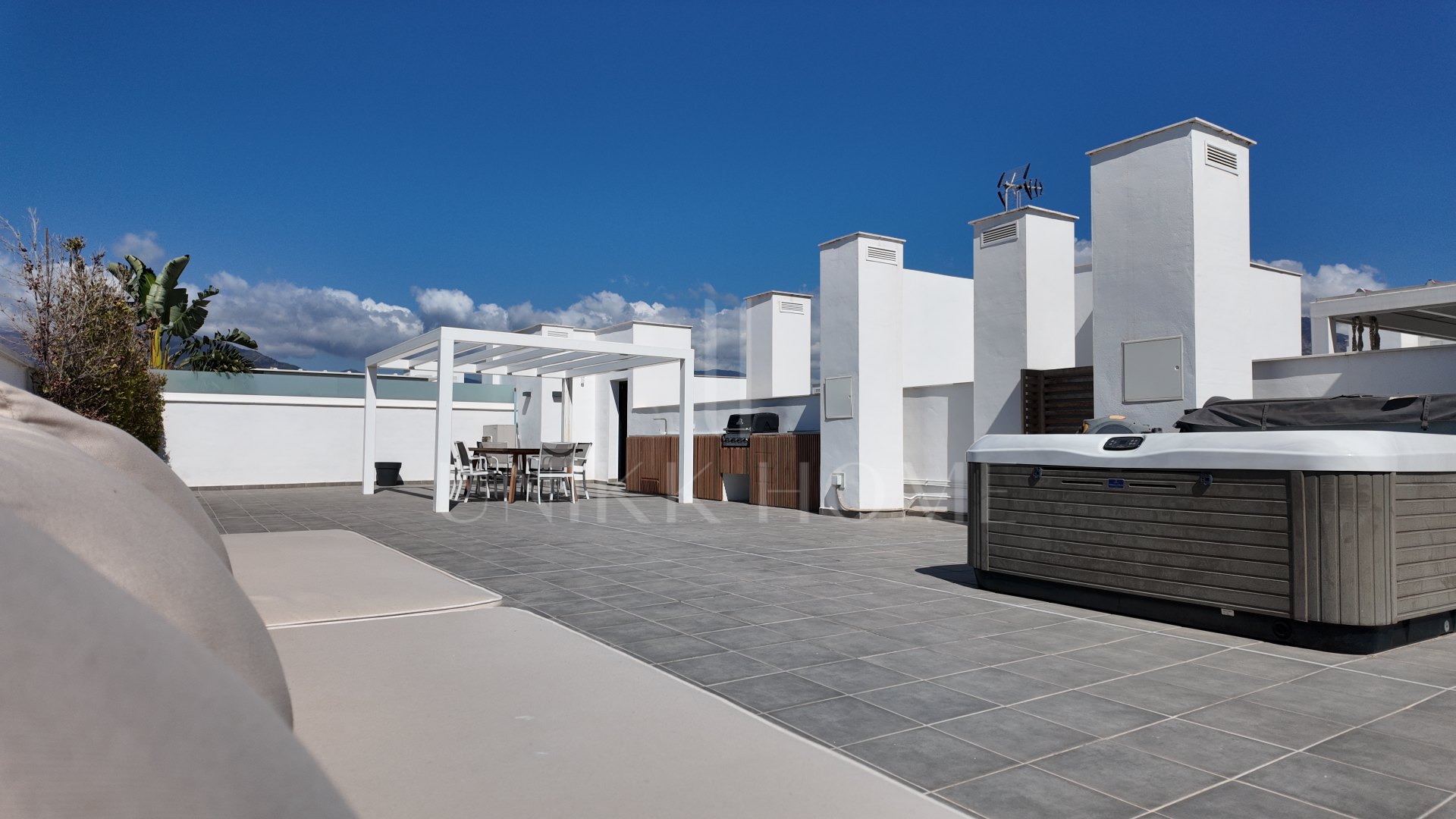 Exclusivo ático con solárium privado de 150 m² en el corazón de San Pedro de Alcántara
