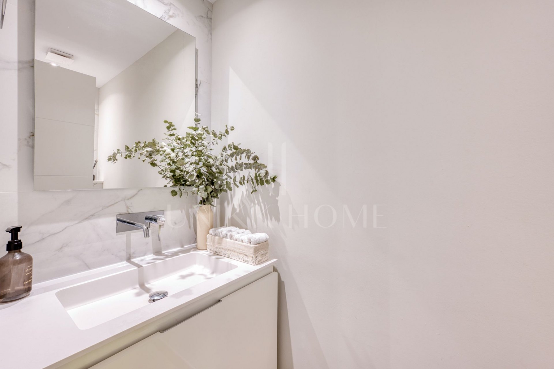 Exclusivo ático con solárium privado de 150 m² en el corazón de San Pedro de Alcántara