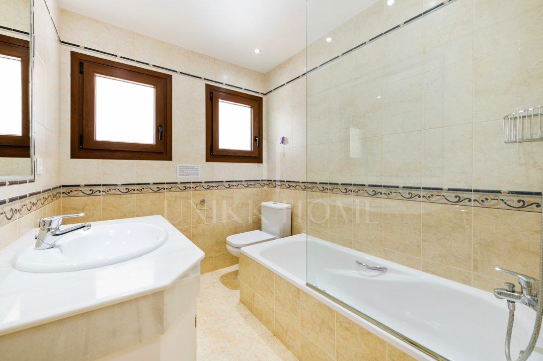 Luxury and Space in Atalaya, Estepona: Exceptional 5-Bedroom Villa for Sale