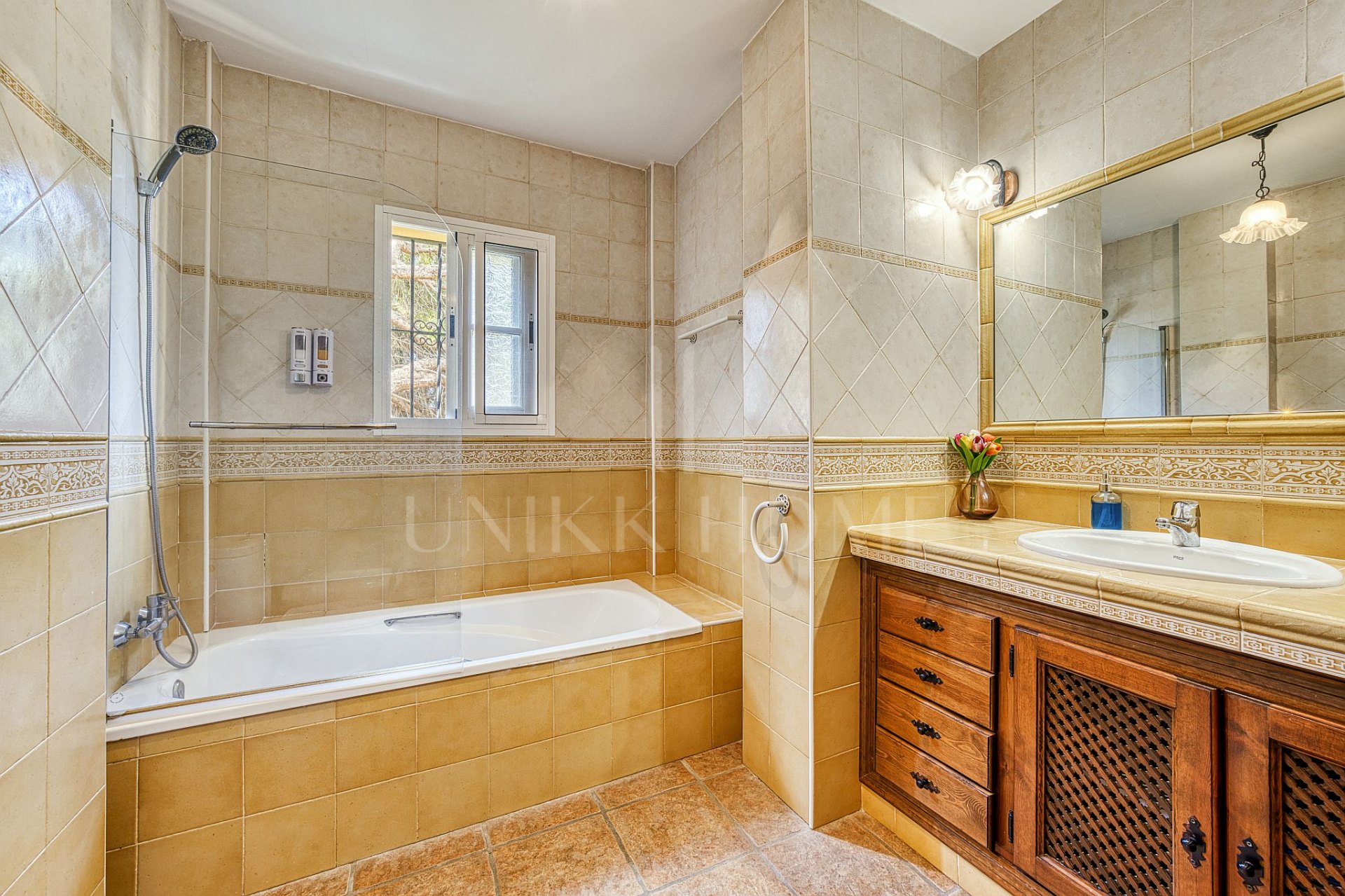 Independent Mediterranean-Style Villa Just 900 m from the Beach – Marbella East