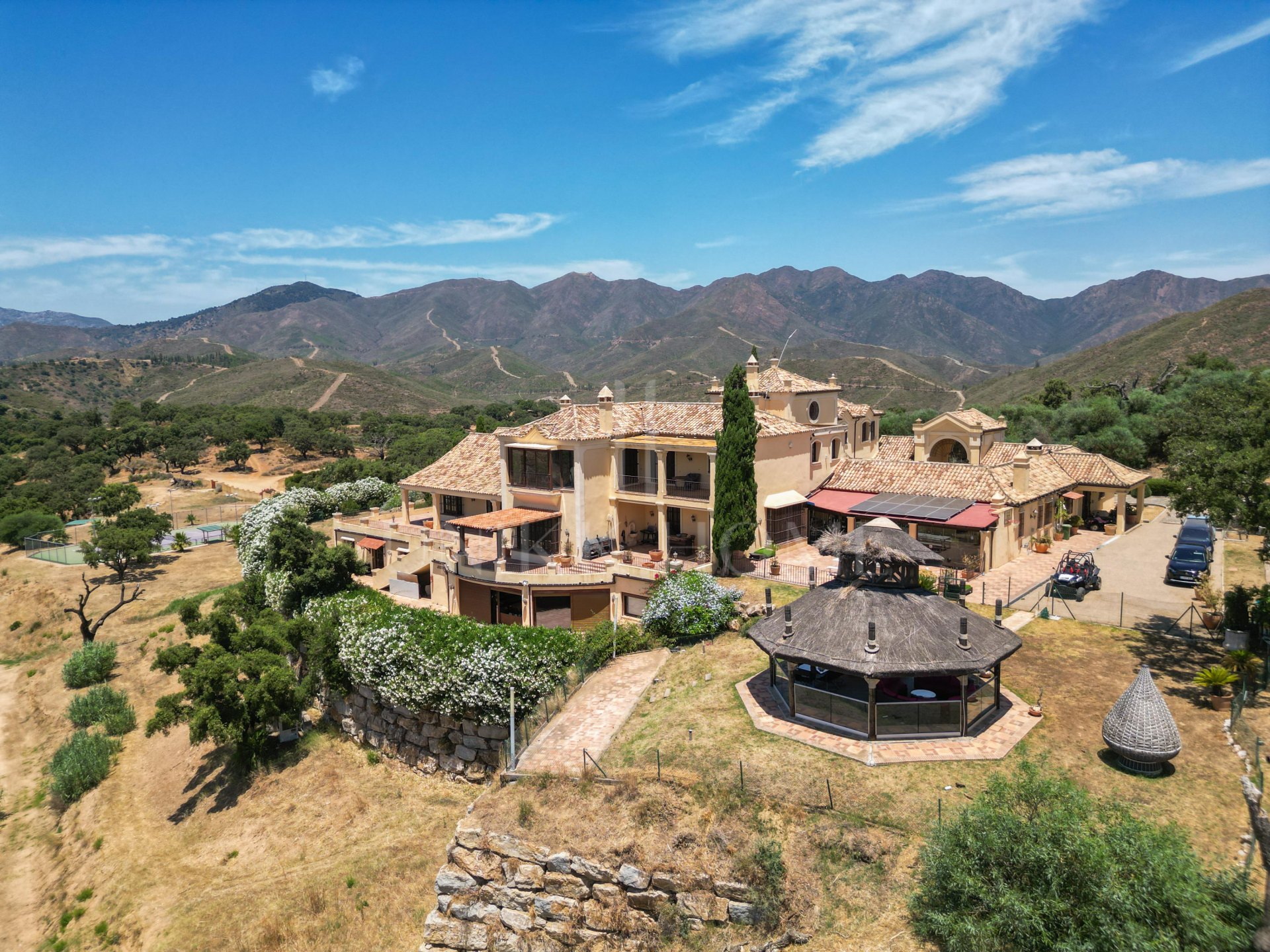 Villa en venta en La Mairena, Marbella Este