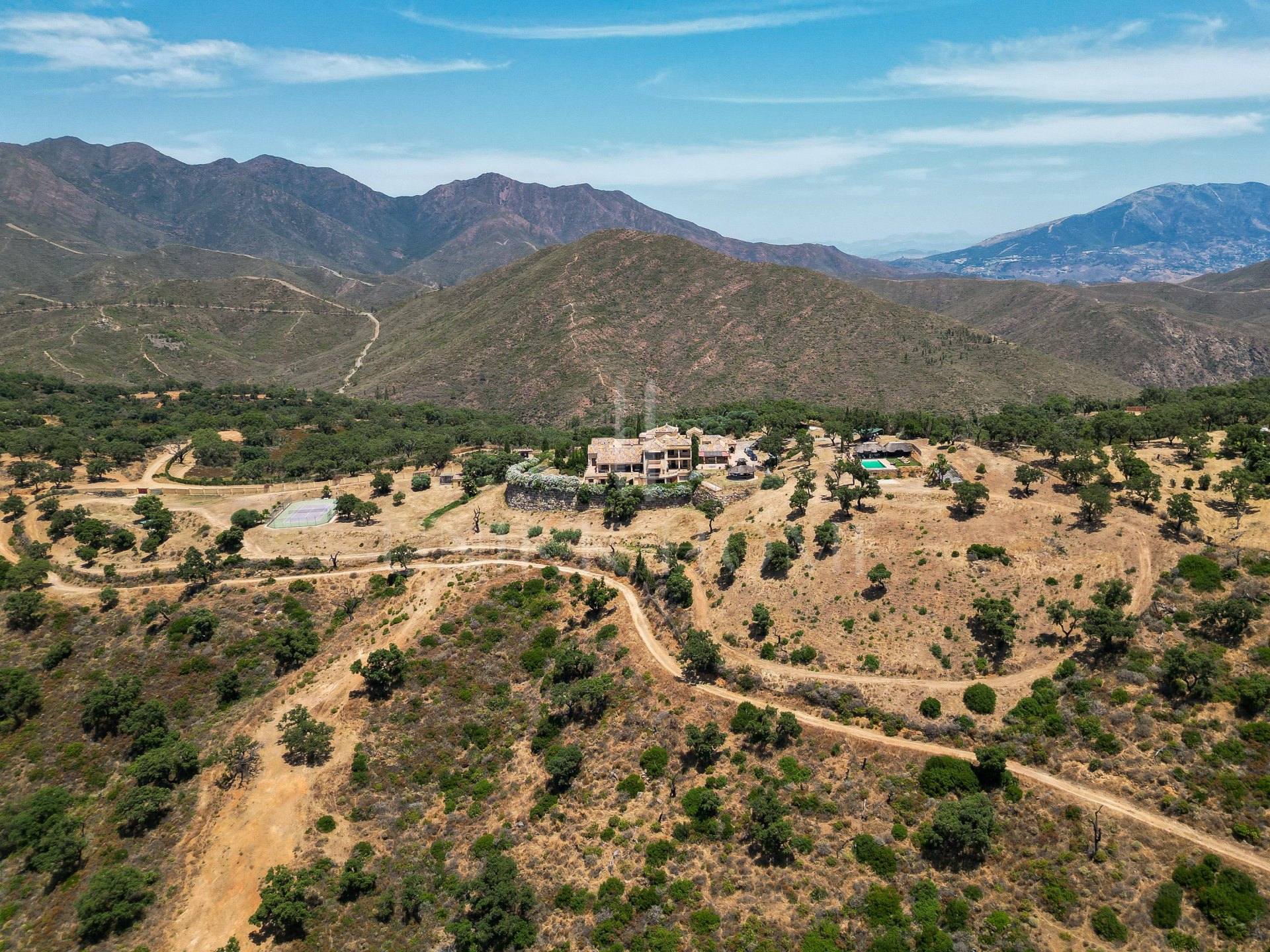 Villa en venta en La Mairena, Marbella Este