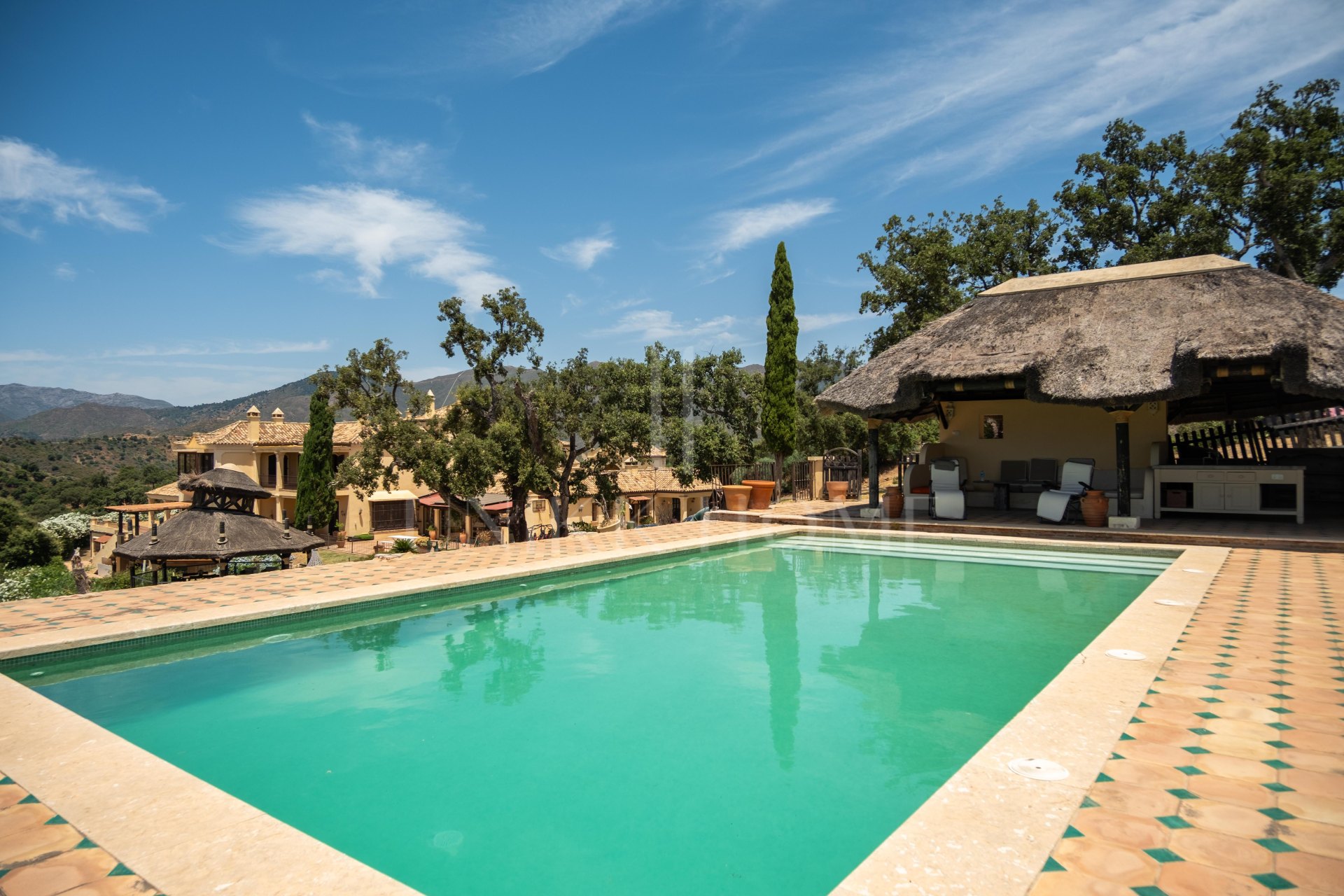 Villa en venta en La Mairena, Marbella Este