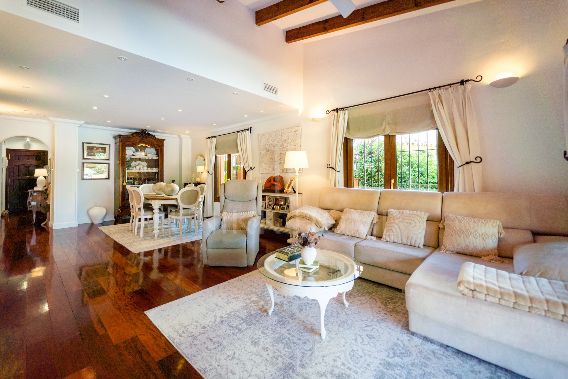 Villa mediterránea de lujo con jardin y pisicna pirvada en La Sierrezuela