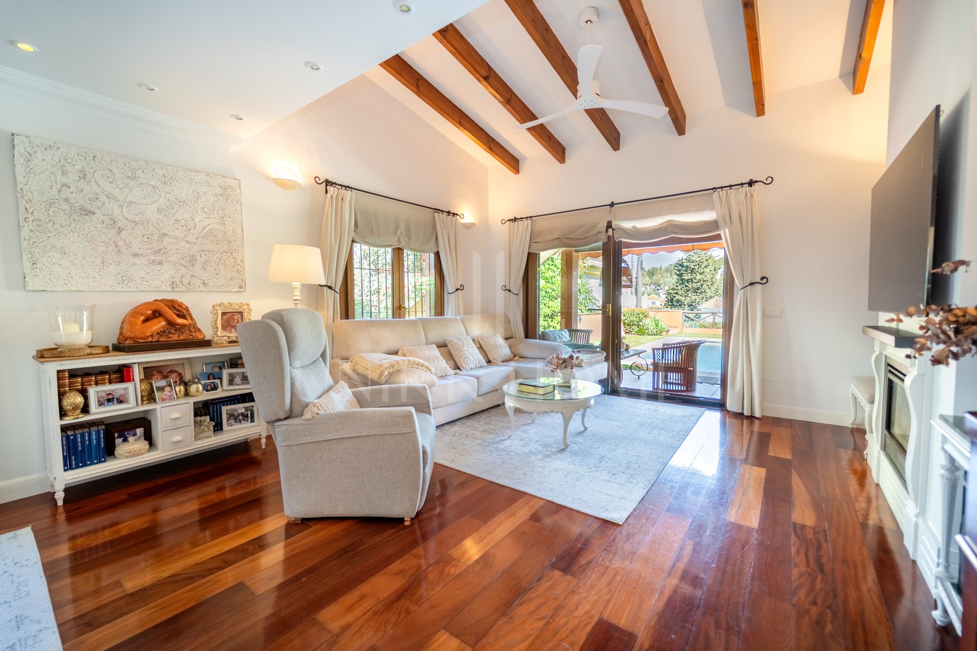 Villa mediterránea de lujo con jardin y pisicna pirvada en La Sierrezuela