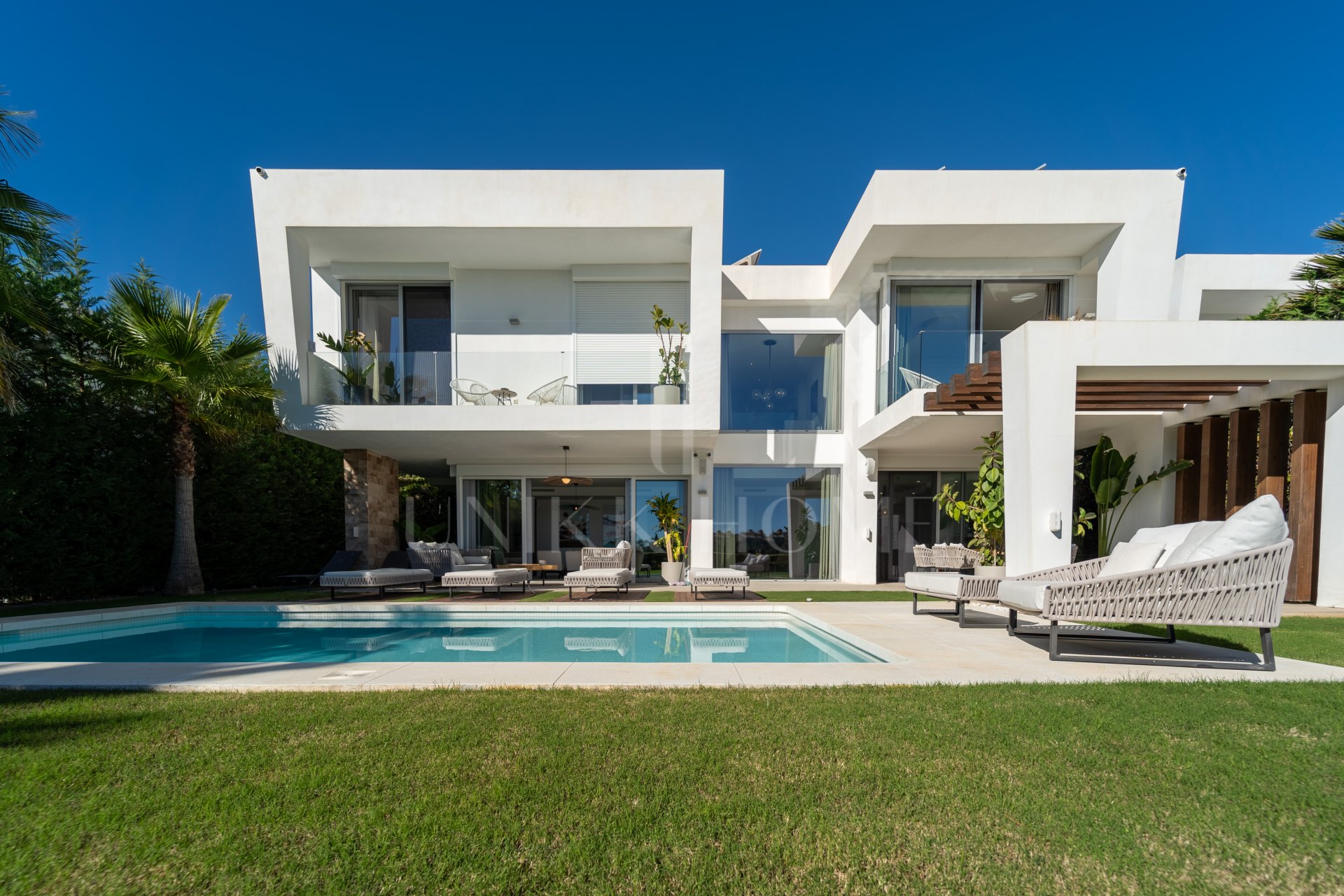 Spectacular Villa in Marbella East: A Frontline Golf Haven