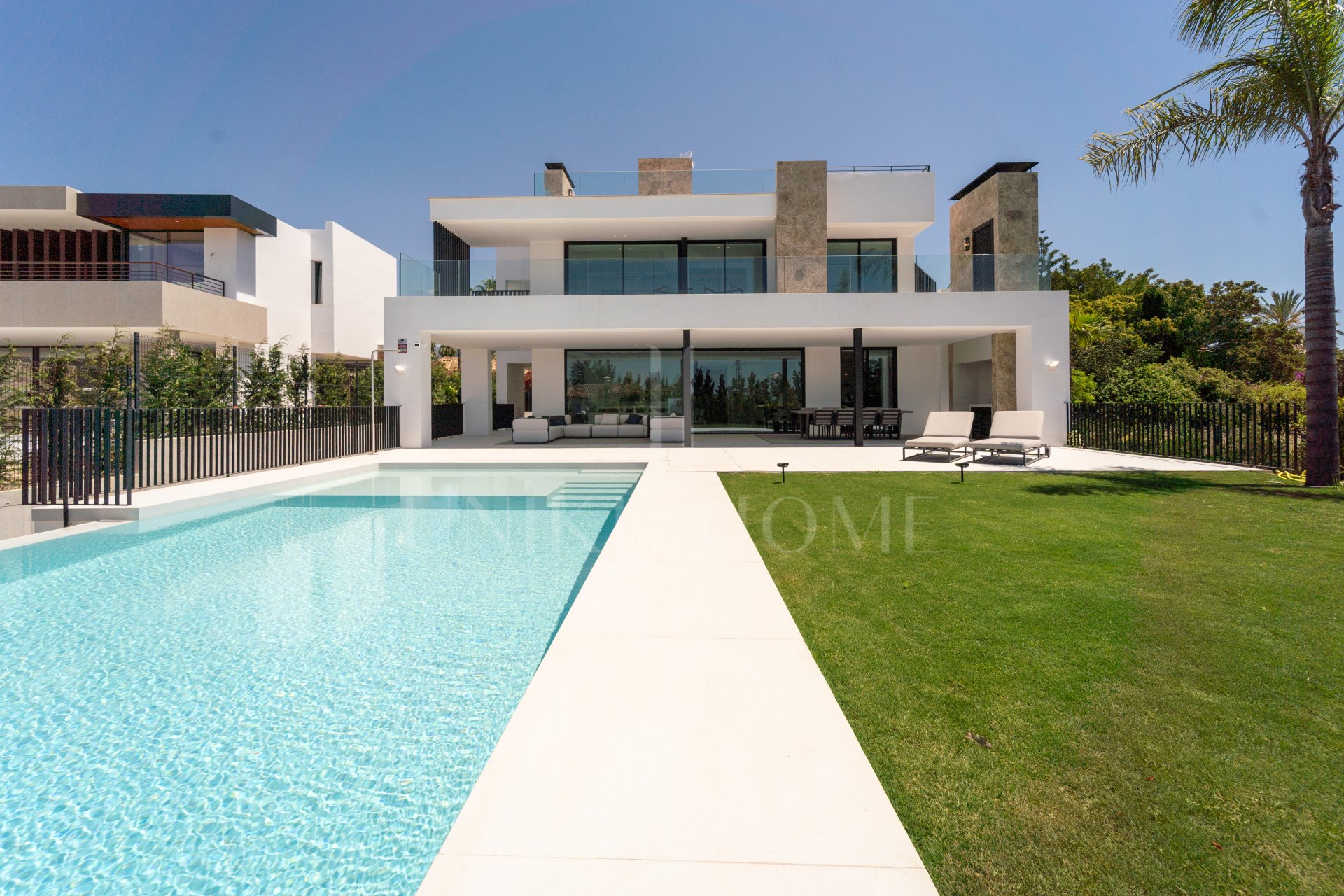 Exclusiva villa contemporánea con vistas al mar y al golf en Nueva Andalucía, Marbella