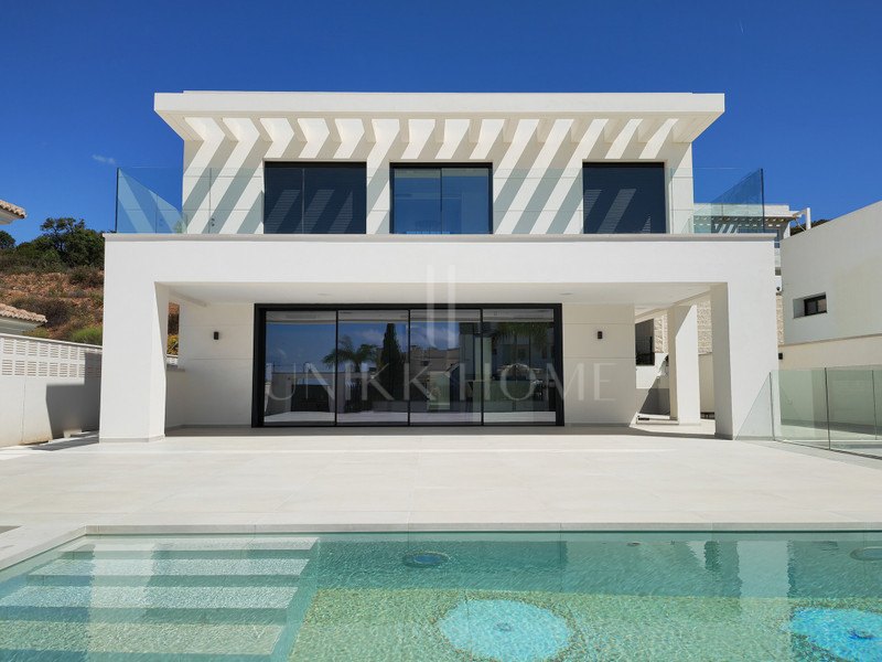 Luxury Villa in Cala de Mijas: A Coastal Paradise