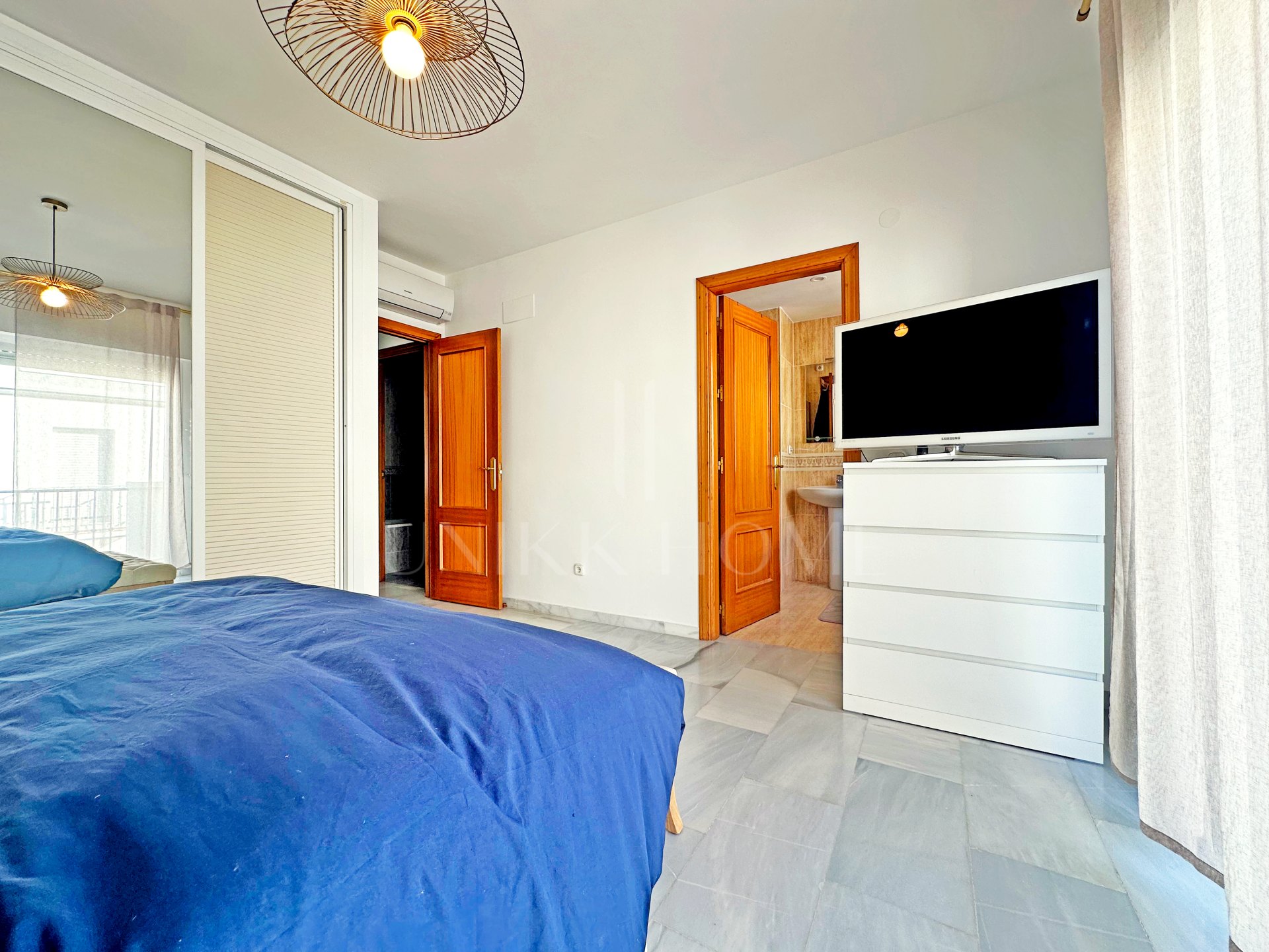 Elegante Adosado con Vistas y Acceso Directo al Campo de Golf