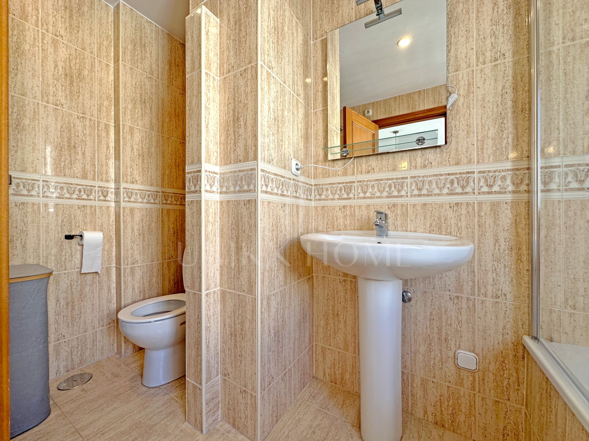 Elegante Adosado con Vistas y Acceso Directo al Campo de Golf