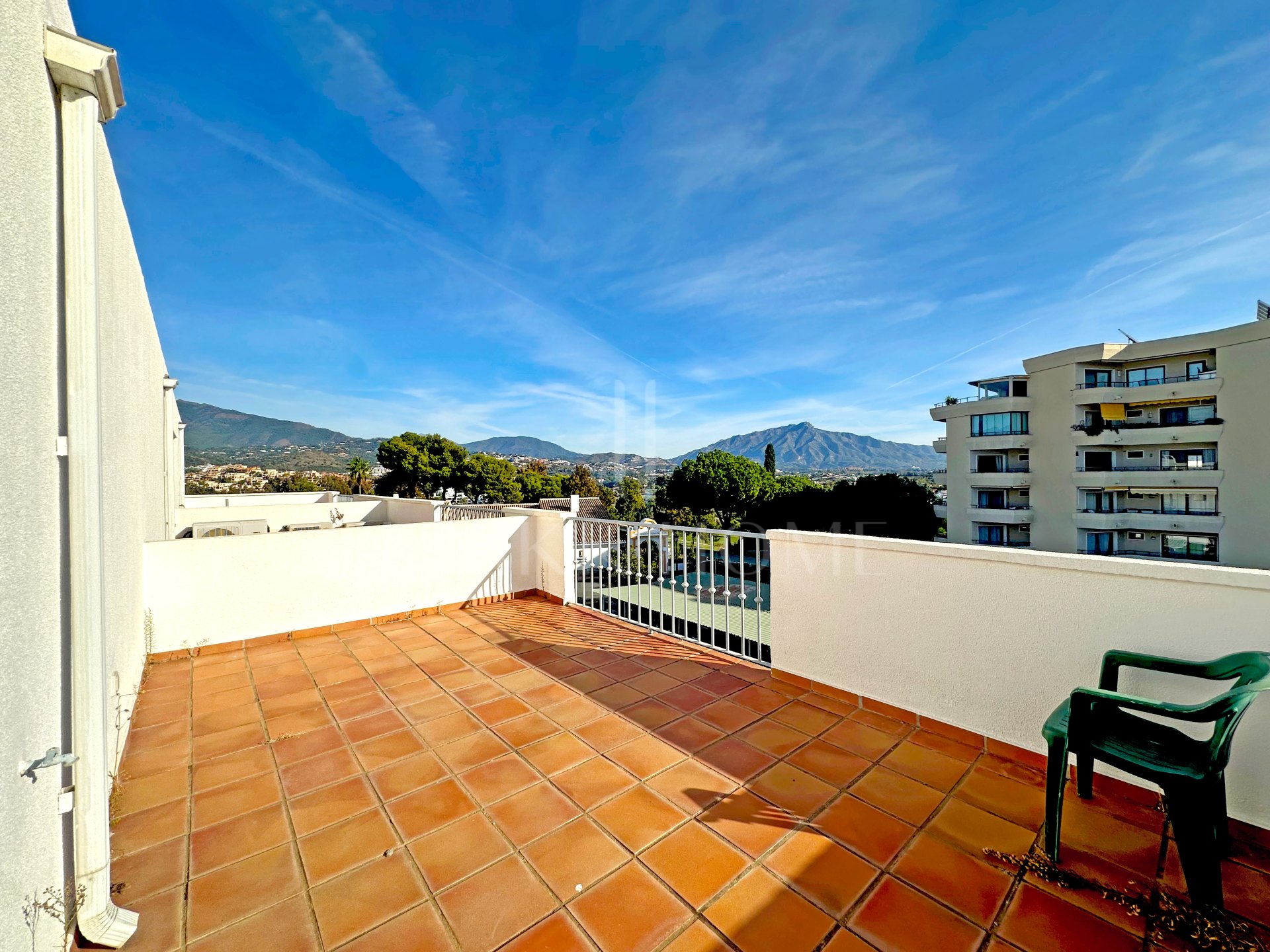 Elegante Adosado con Vistas y Acceso Directo al Campo de Golf