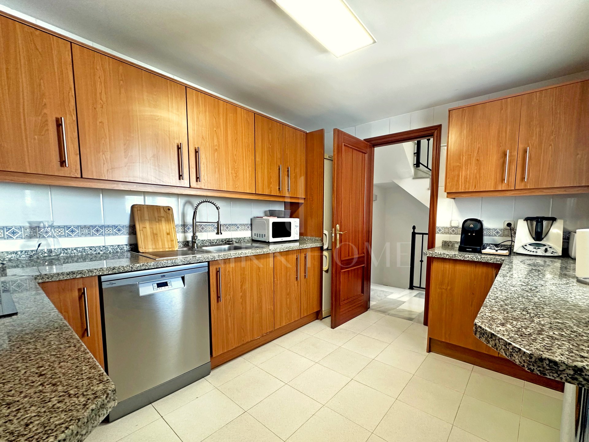 Elegante Adosado con Vistas y Acceso Directo al Campo de Golf