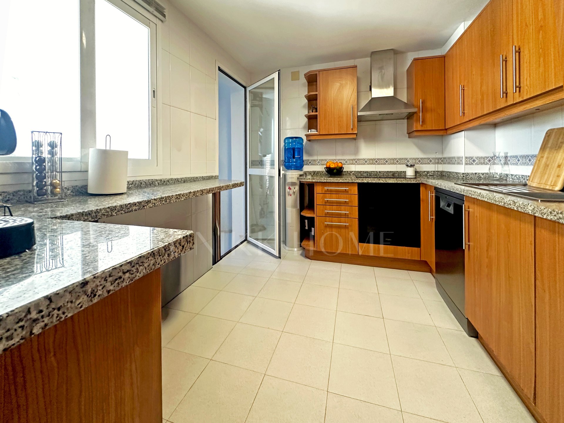 Elegante Adosado con Vistas y Acceso Directo al Campo de Golf