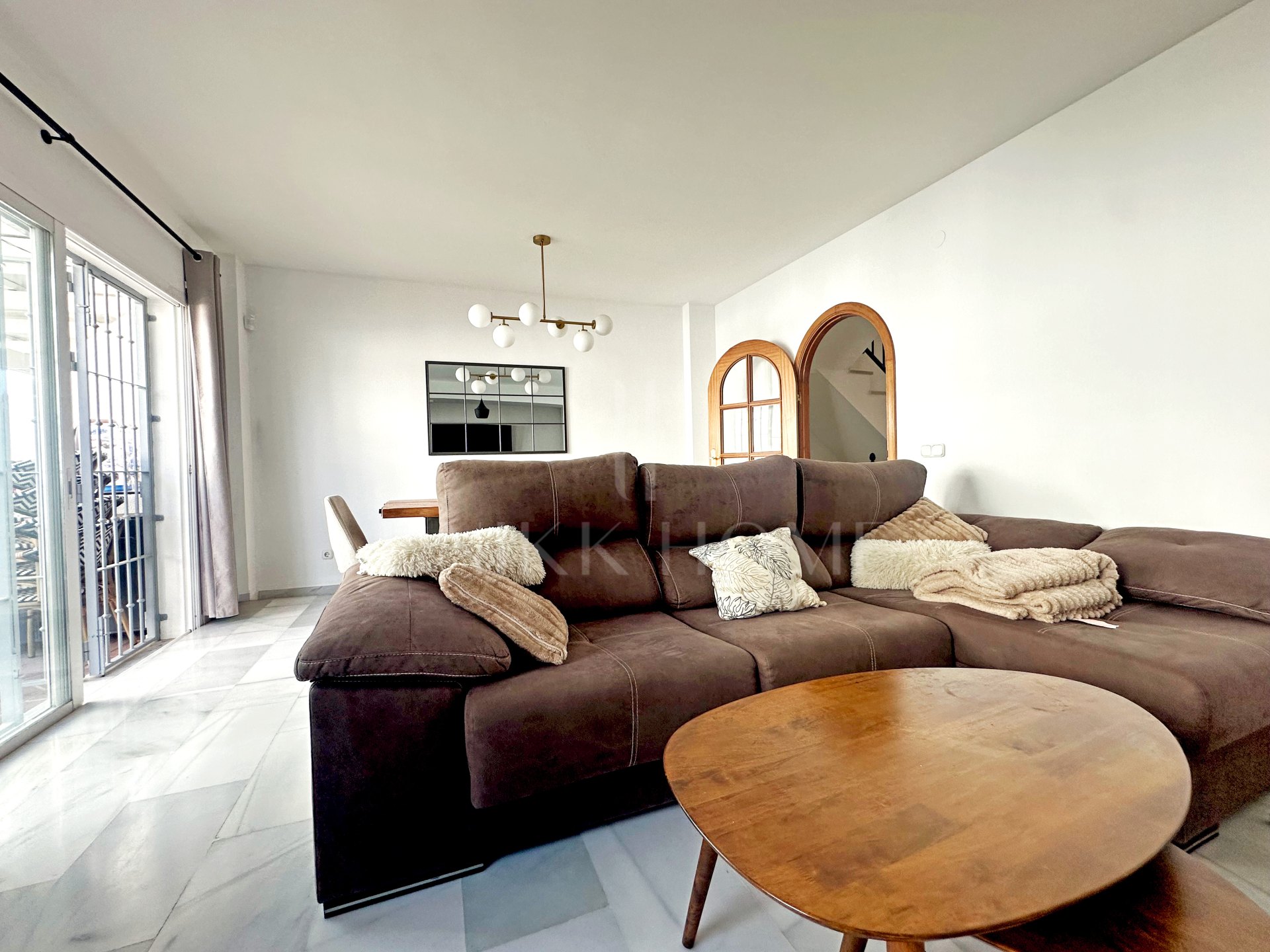 Elegante Adosado con Vistas y Acceso Directo al Campo de Golf