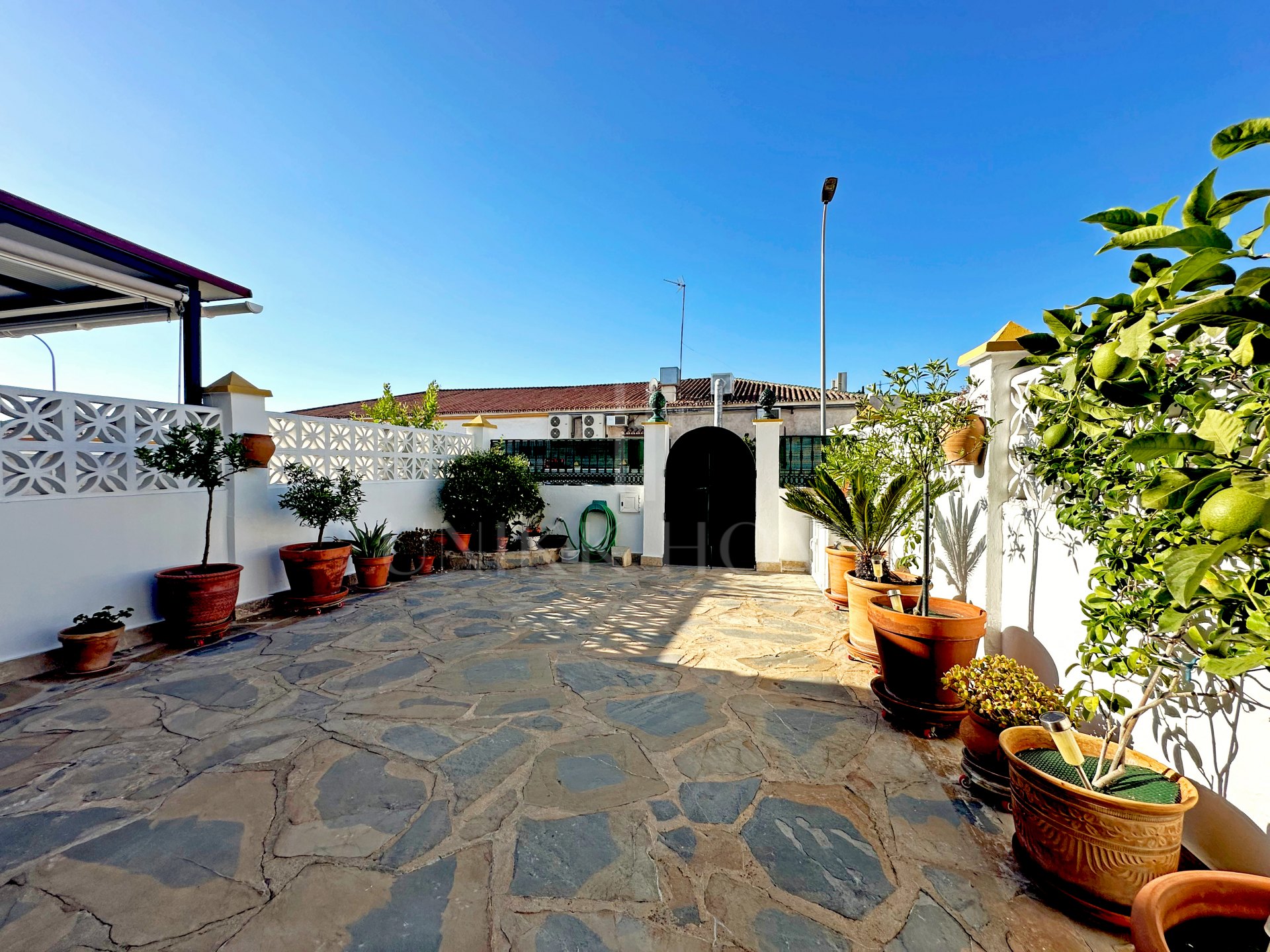 Encantadora Casa Adosada con Amplia Terraza y Garaje Privado en el Centro de Estepona