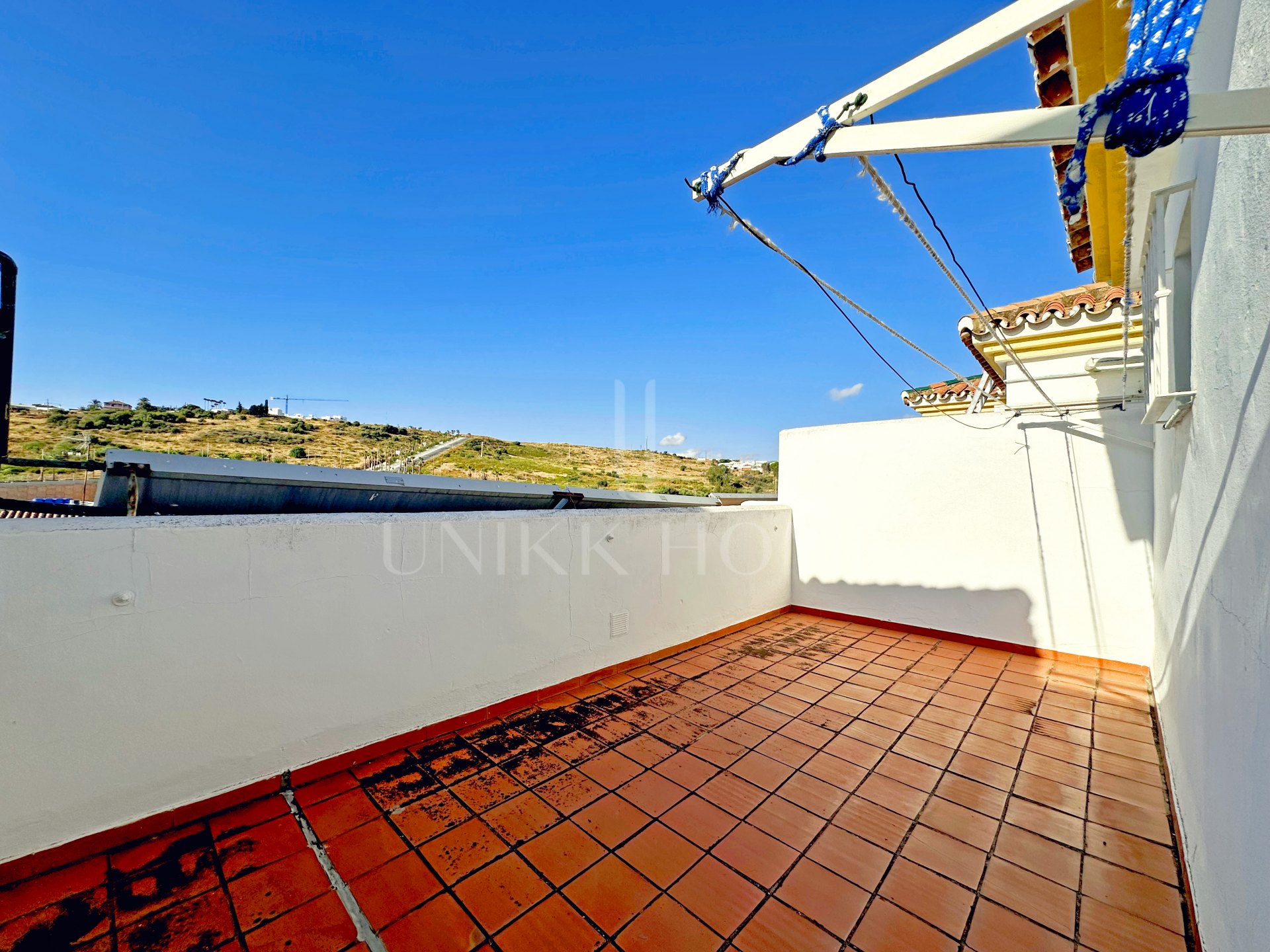 Encantadora Casa Adosada con Amplia Terraza y Garaje Privado en el Centro de Estepona