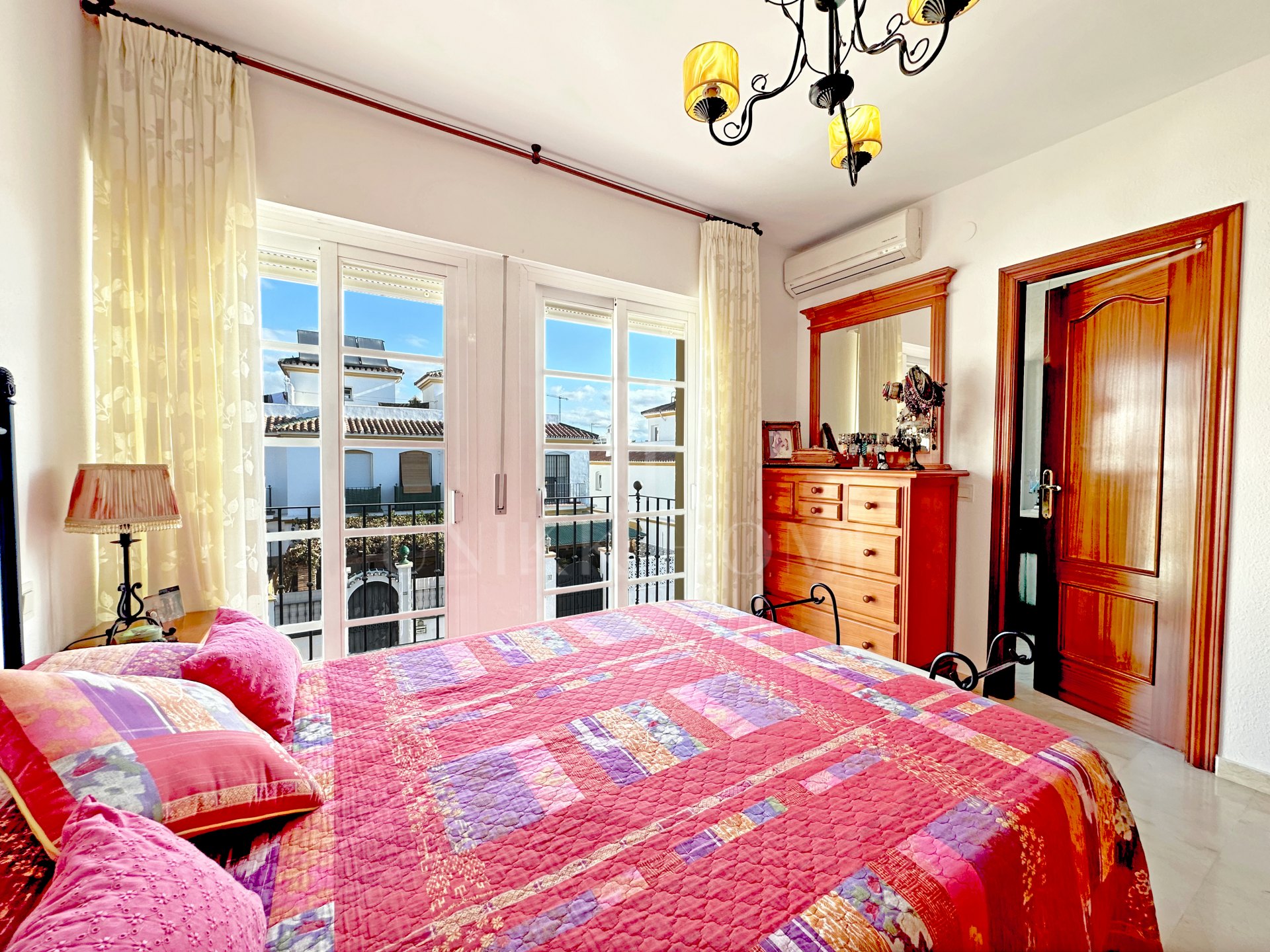 Encantadora Casa Adosada con Amplia Terraza y Garaje Privado en el Centro de Estepona