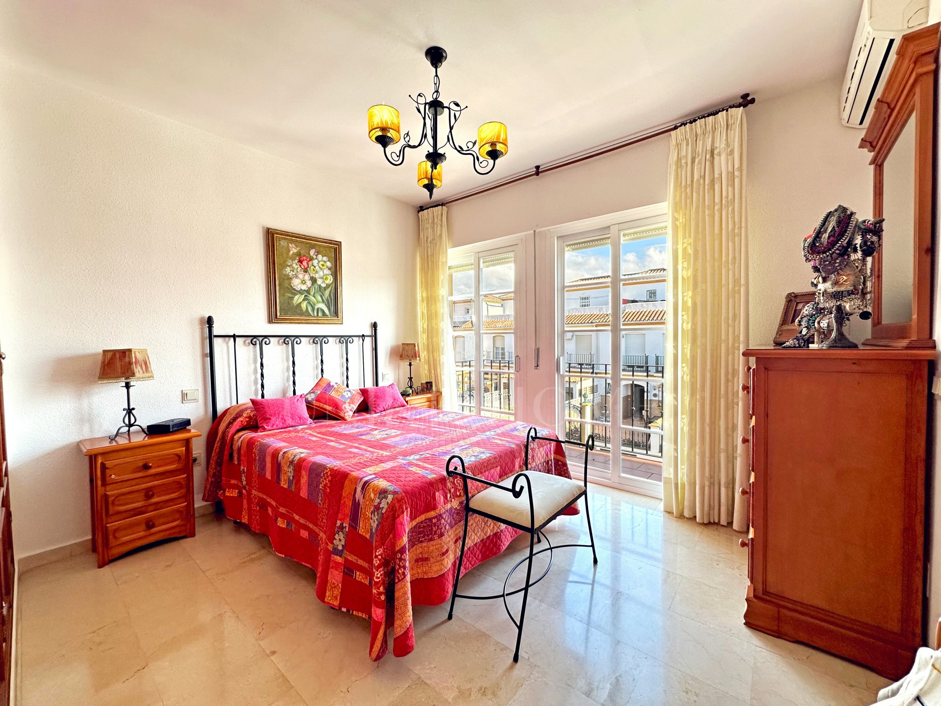 Encantadora Casa Adosada con Amplia Terraza y Garaje Privado en el Centro de Estepona