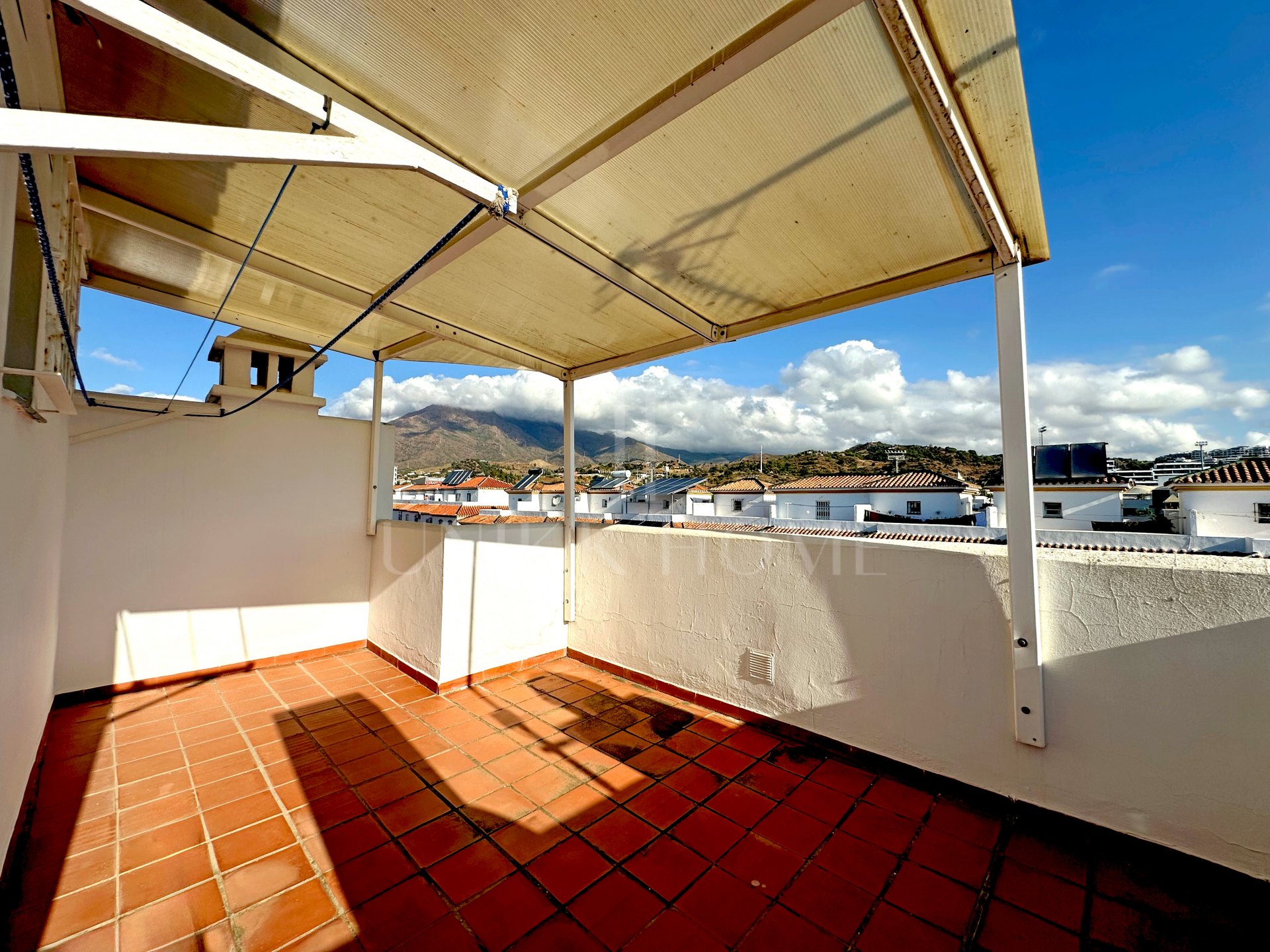 Encantadora Casa Adosada con Amplia Terraza y Garaje Privado en el Centro de Estepona