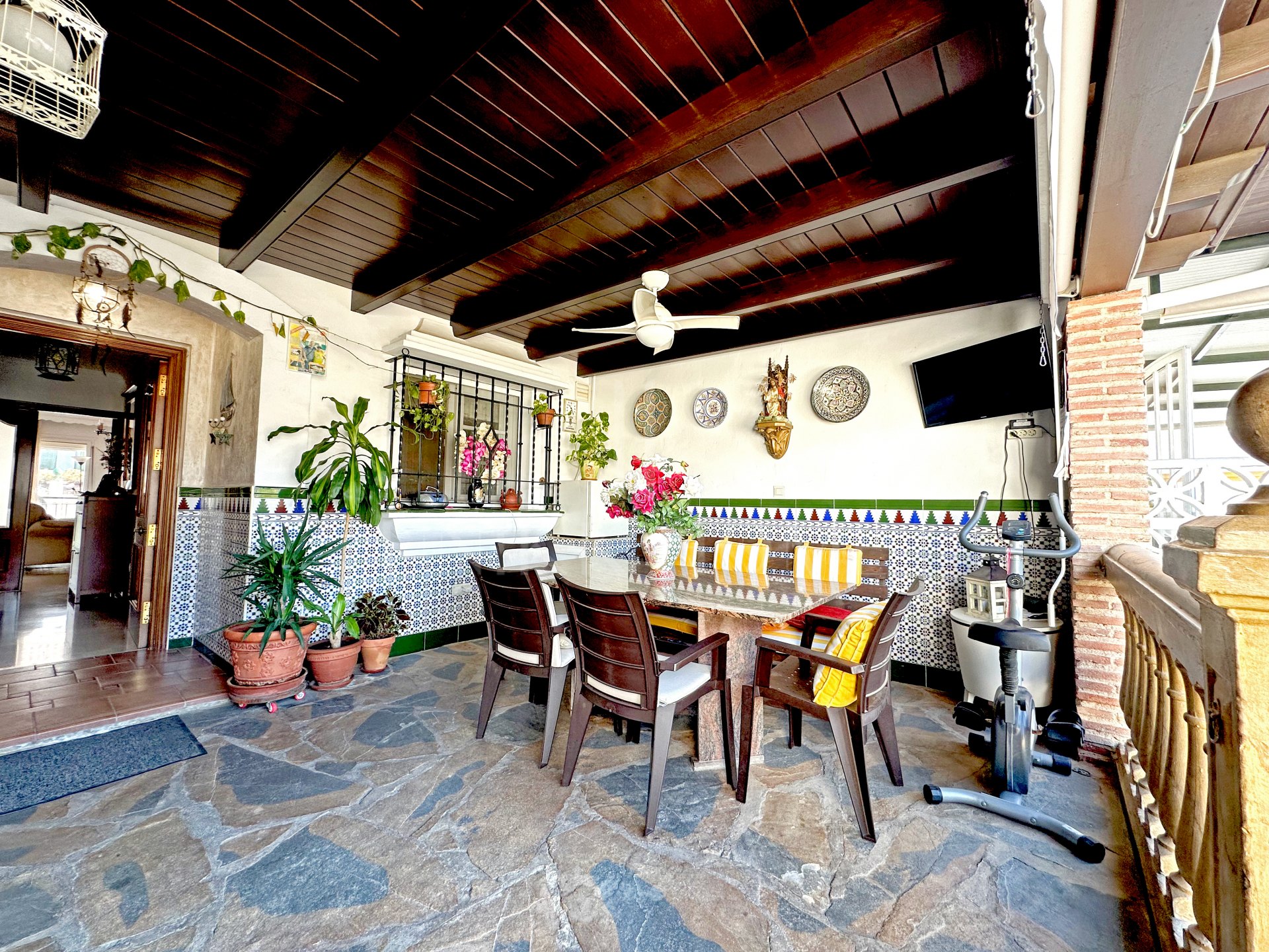 Encantadora Casa Adosada con Amplia Terraza y Garaje Privado en el Centro de Estepona