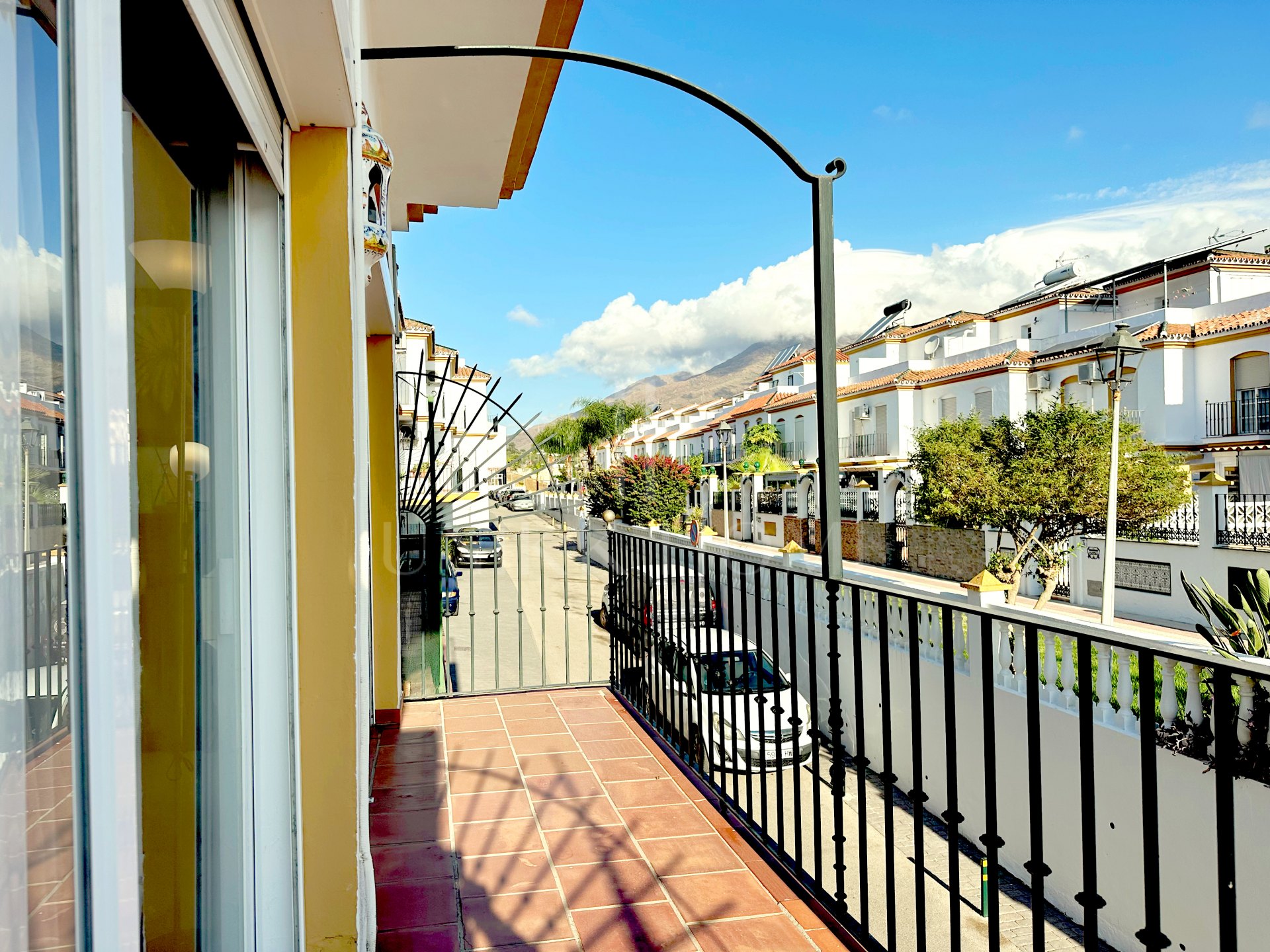 Encantadora Casa Adosada con Amplia Terraza y Garaje Privado en el Centro de Estepona