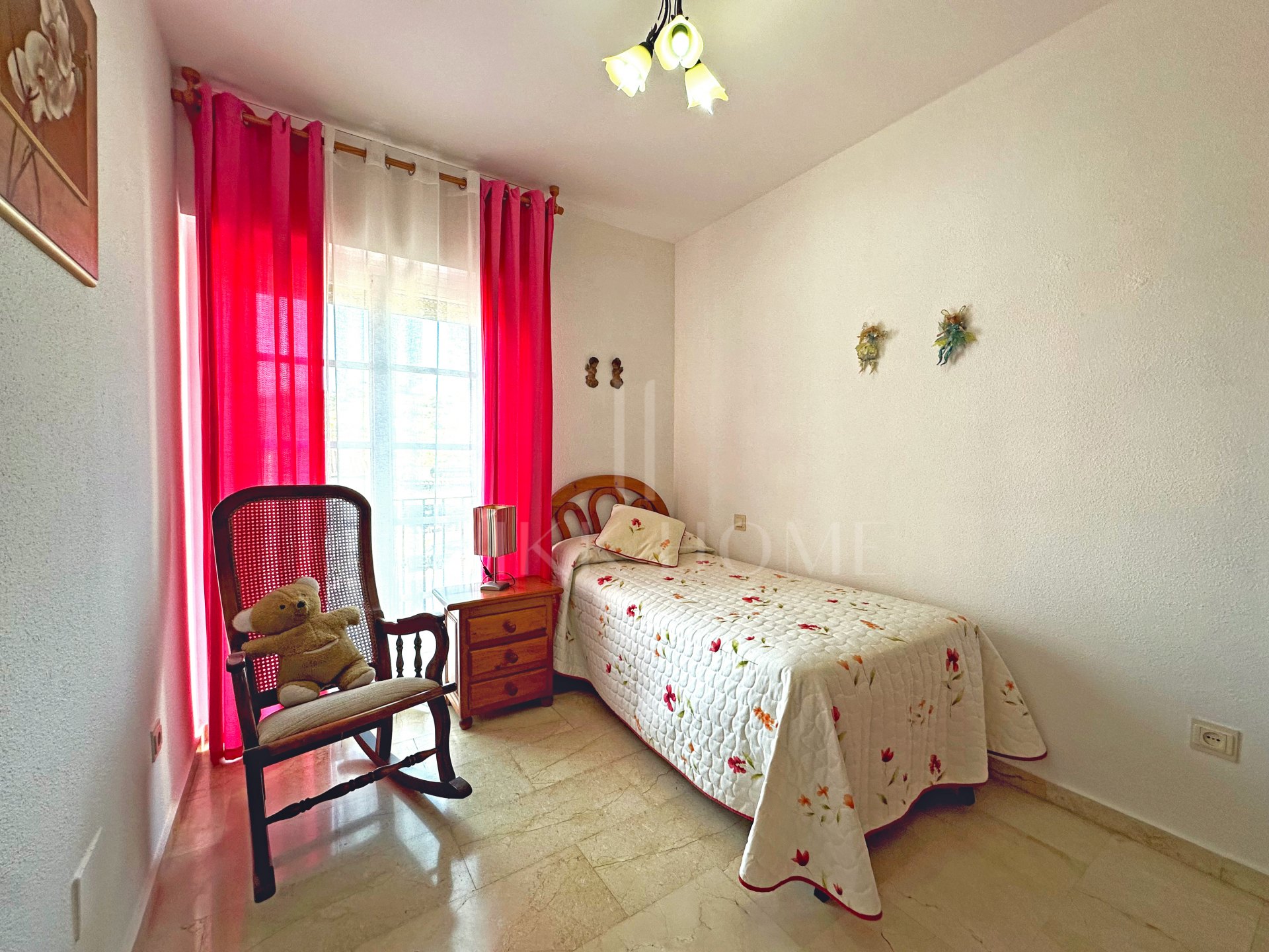 Encantadora Casa Adosada con Amplia Terraza y Garaje Privado en el Centro de Estepona