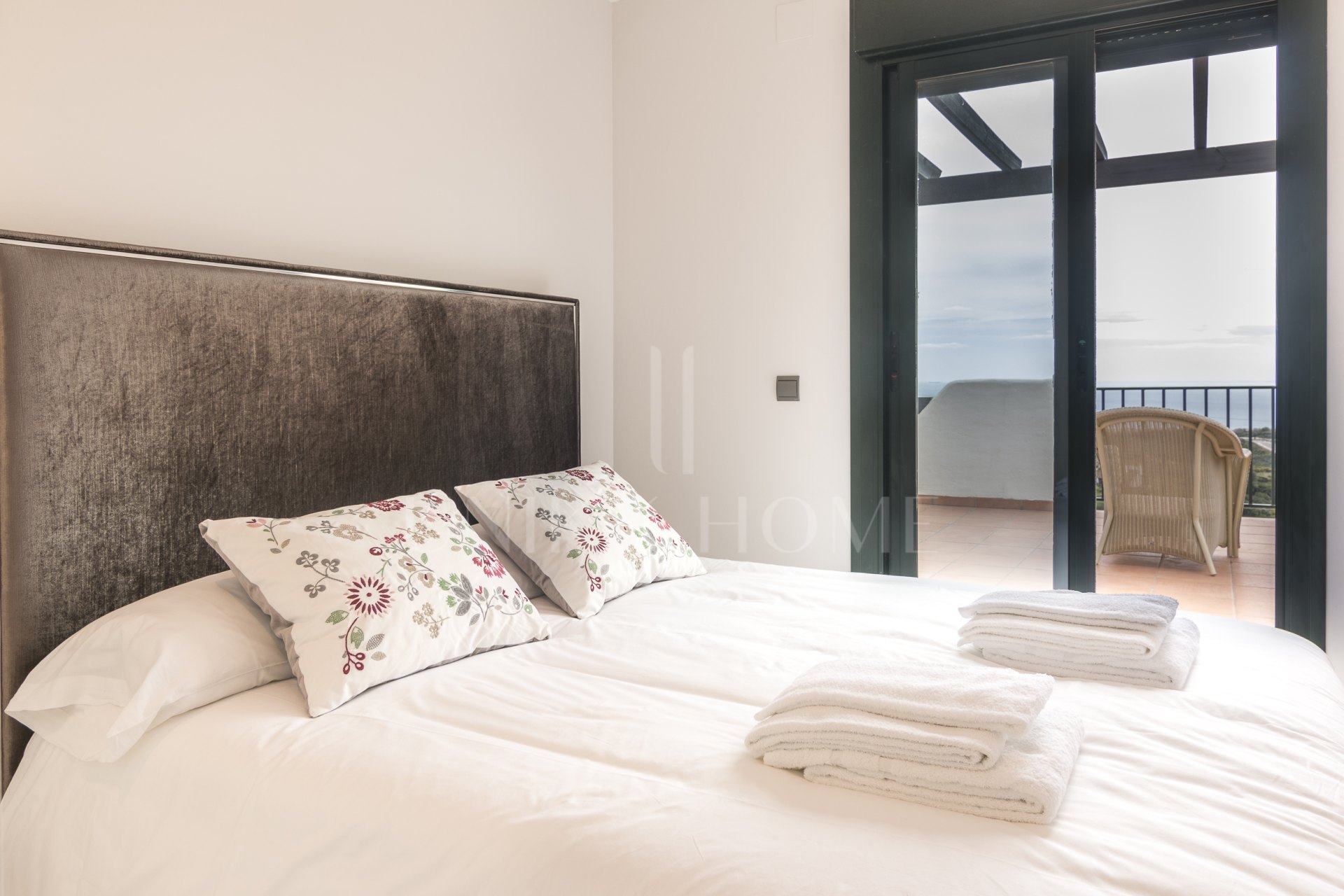 Splendide Penthouse en bordure de Golf avec magnifiques vues sur la mer.
