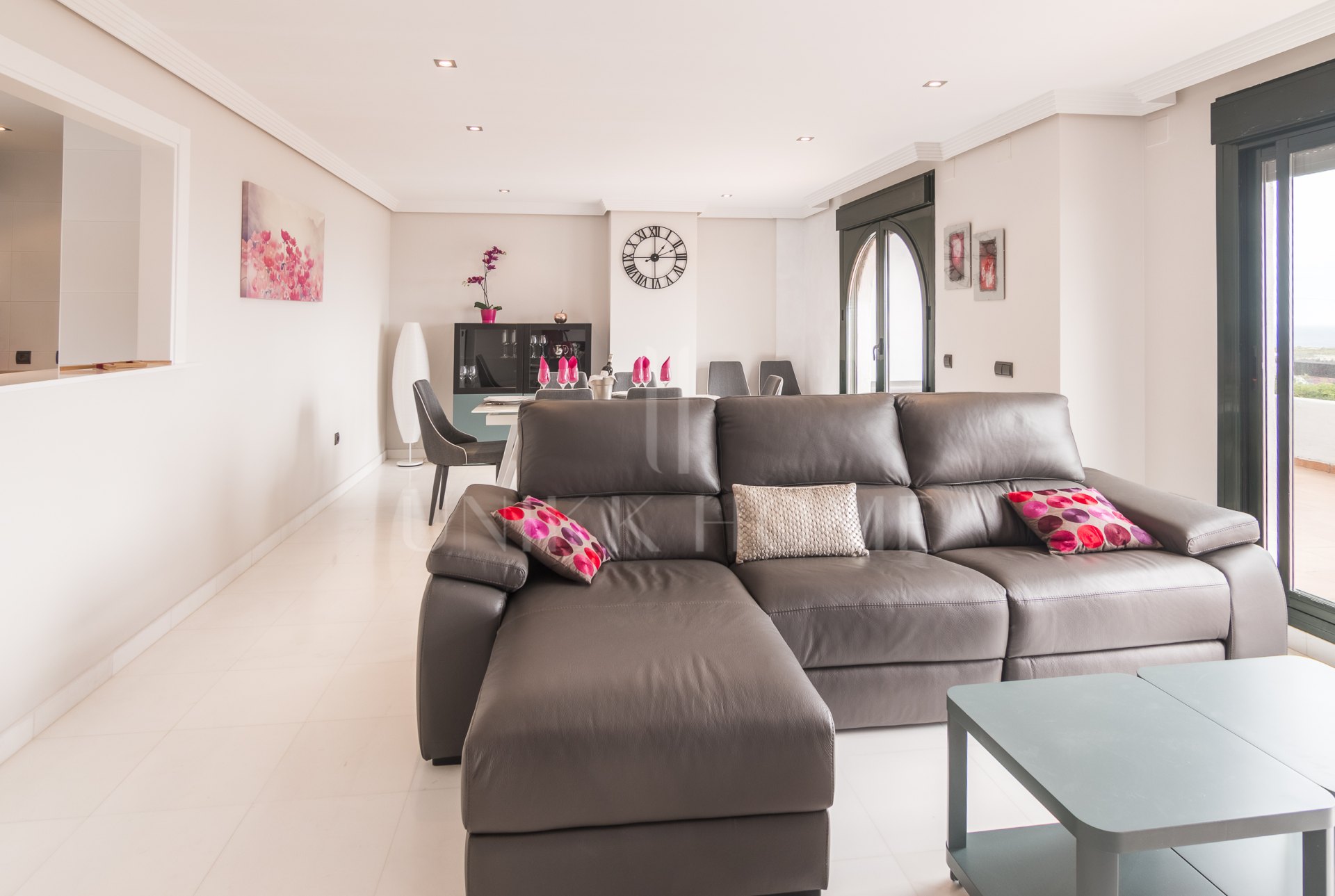 Splendide Penthouse en bordure de Golf avec magnifiques vues sur la mer.