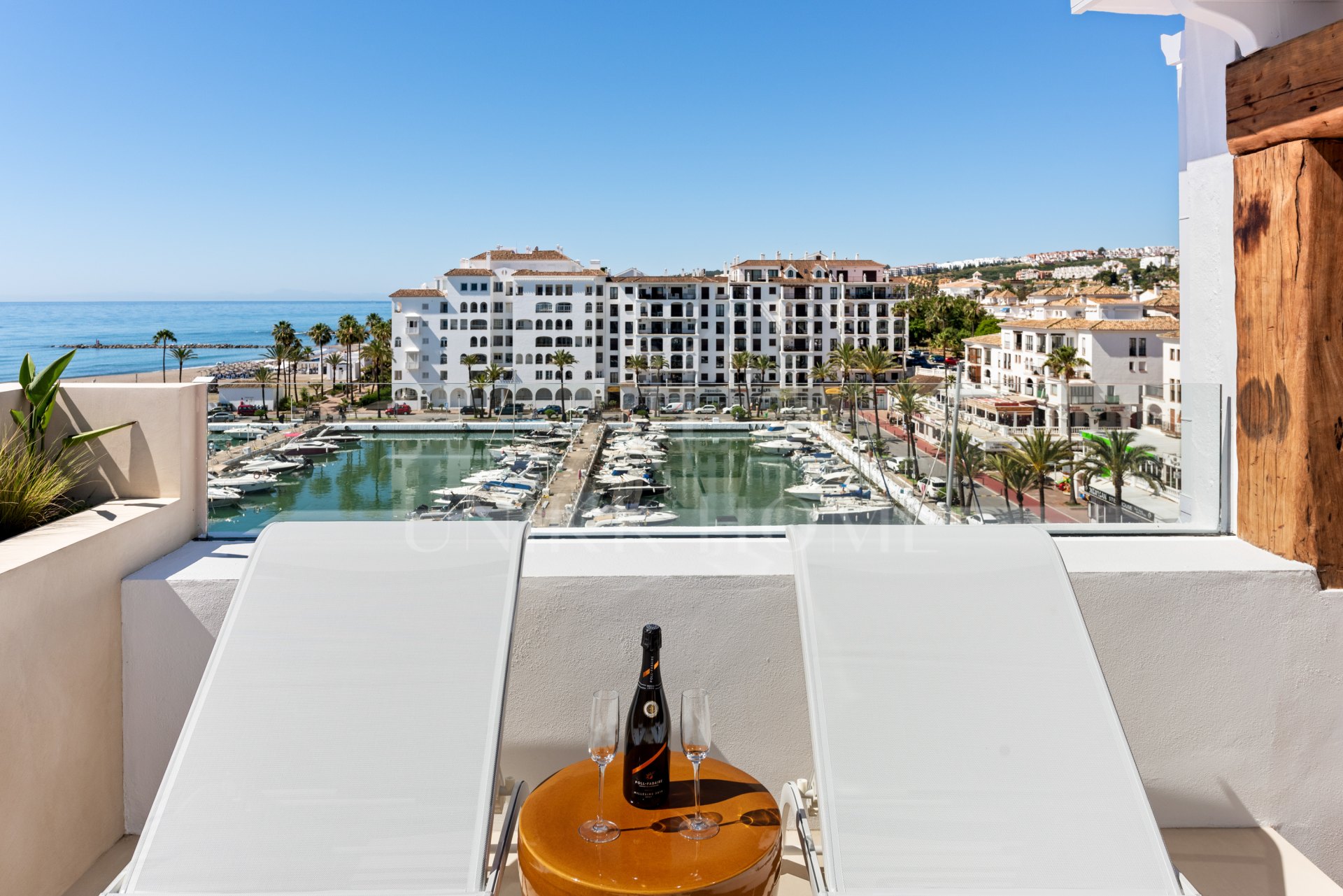 Exclusivo Ático Dúplex Reformado con Vistas Panorámicas en Puerto La Duquesa