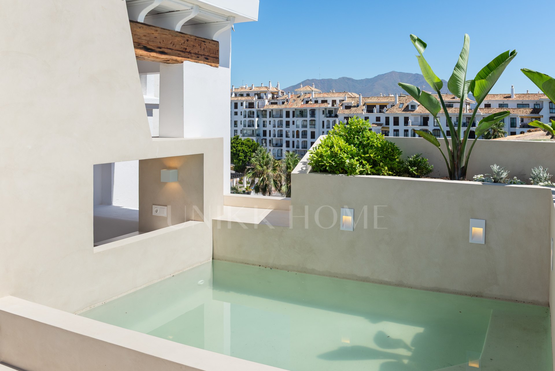 Exclusivo Ático Dúplex Reformado con Vistas Panorámicas en Puerto La Duquesa