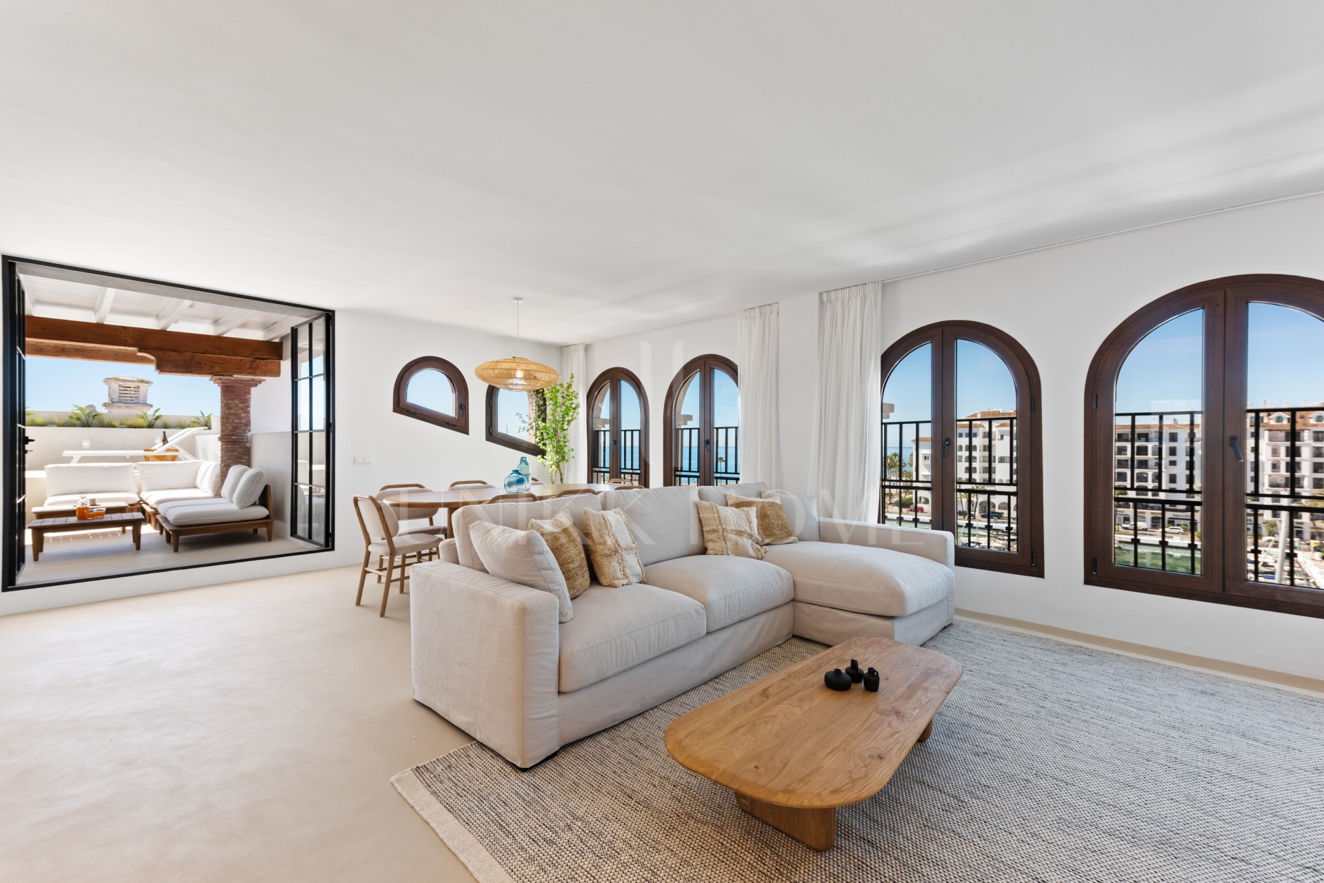 Exclusivo Ático Dúplex Reformado con Vistas Panorámicas en Puerto La Duquesa