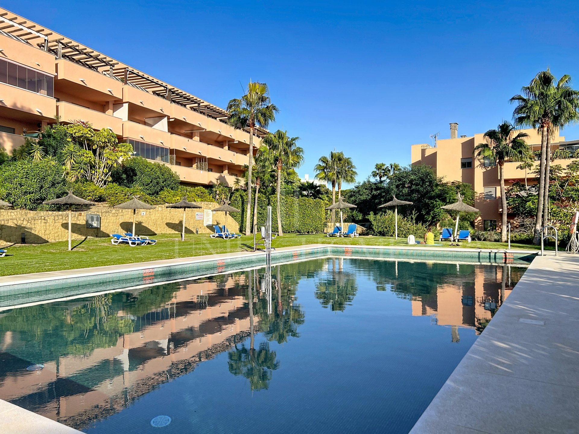 Exclusivo ático de 2 dormitorios con vistas al mar y Gibraltar, junto a Sotogrande