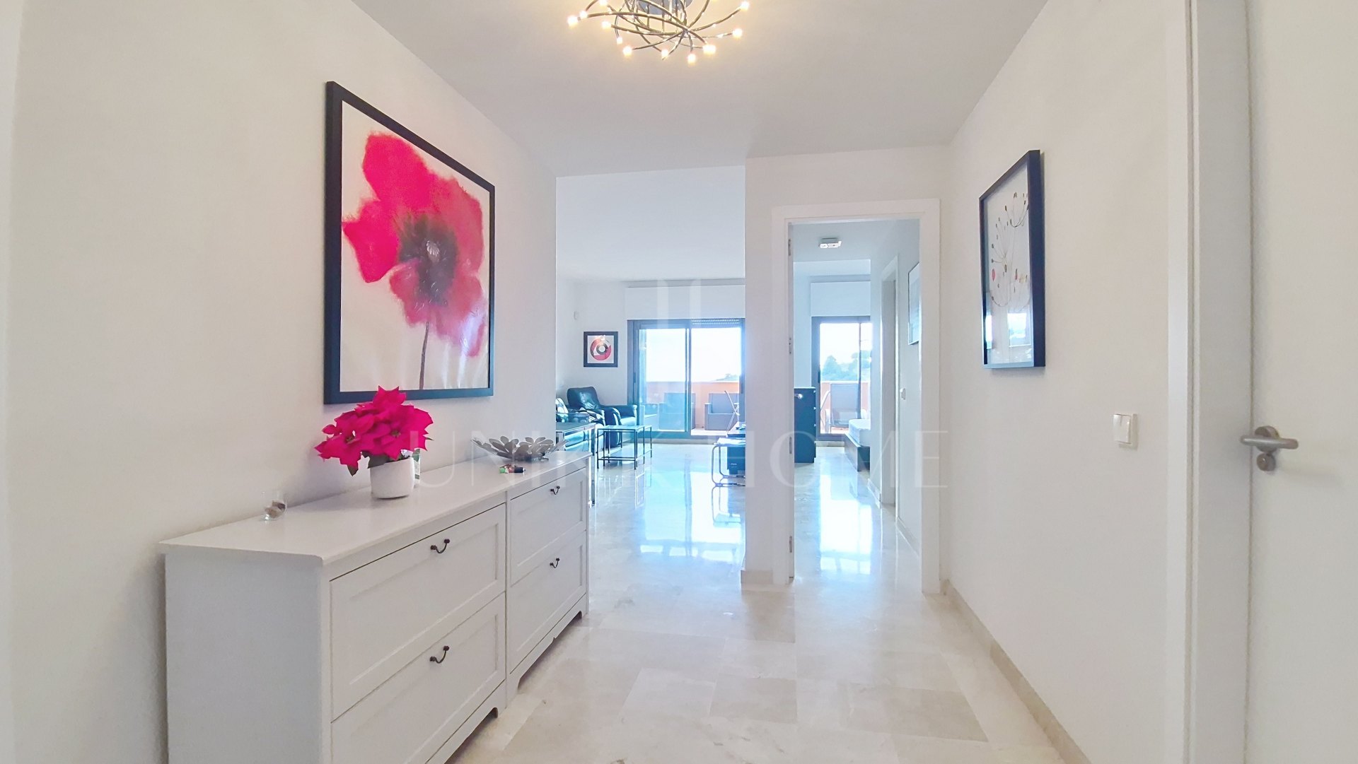 Exclusivo ático de 2 dormitorios con vistas al mar y Gibraltar, junto a Sotogrande