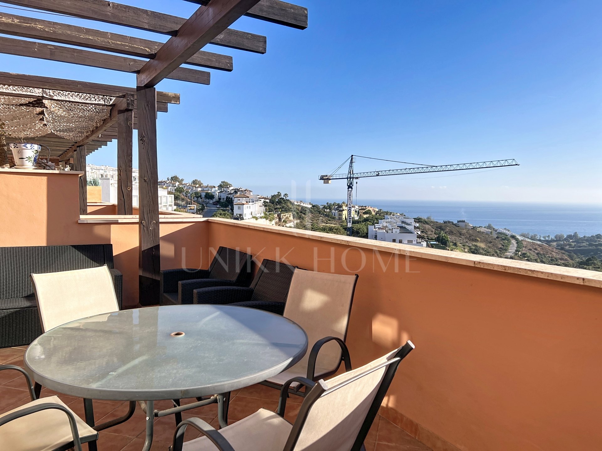 Exclusivo ático de 2 dormitorios con vistas al mar y Gibraltar, junto a Sotogrande